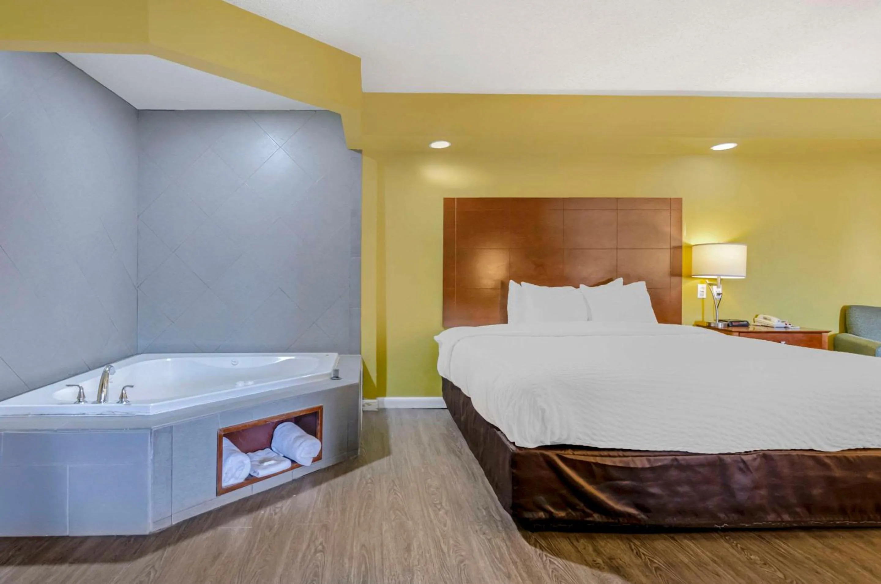 Hot Tub, Bed in Clarion Pointe Staunton East