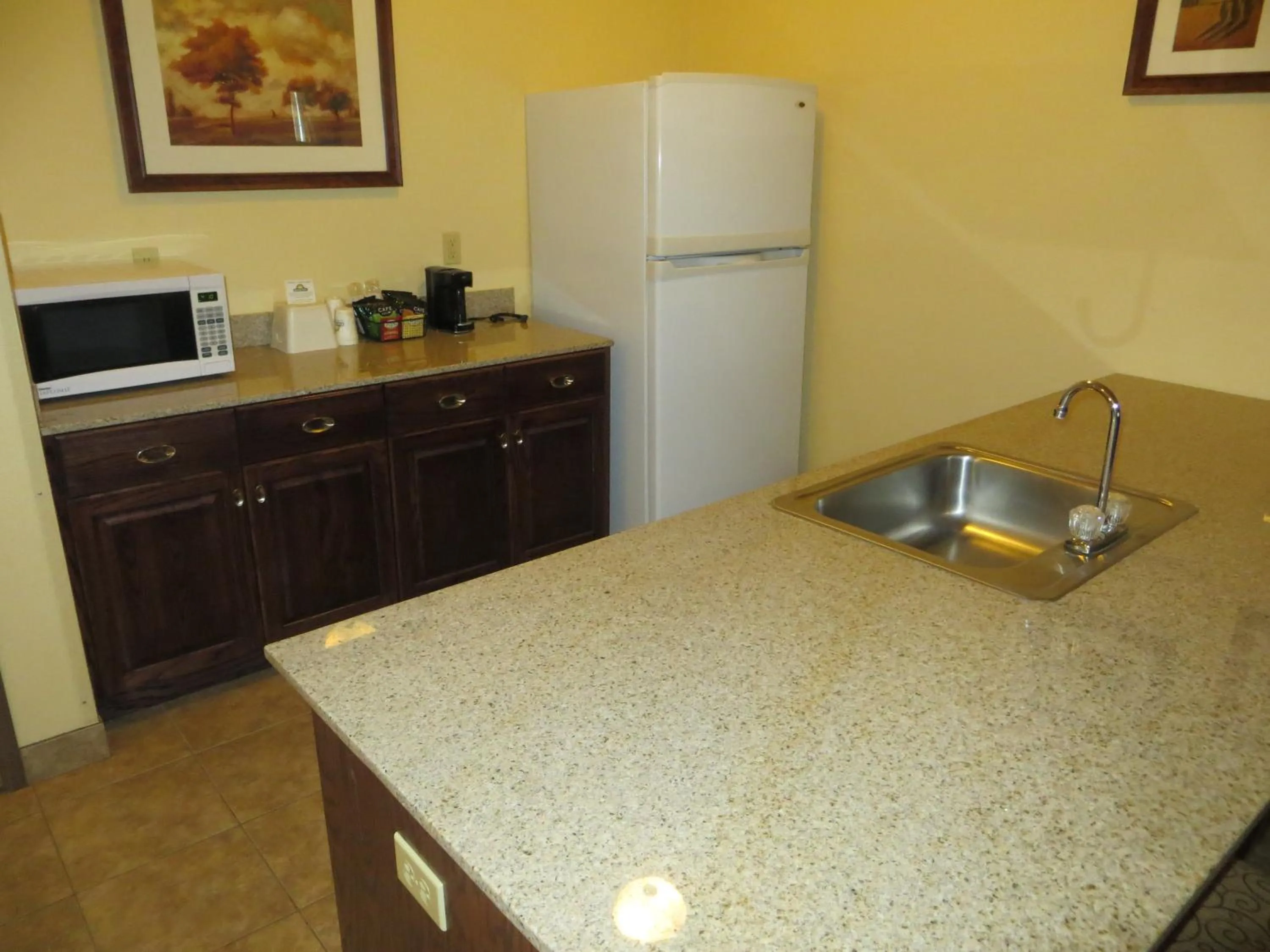 Kitchen or kitchenette in Days Inn by Wyndham Ellis