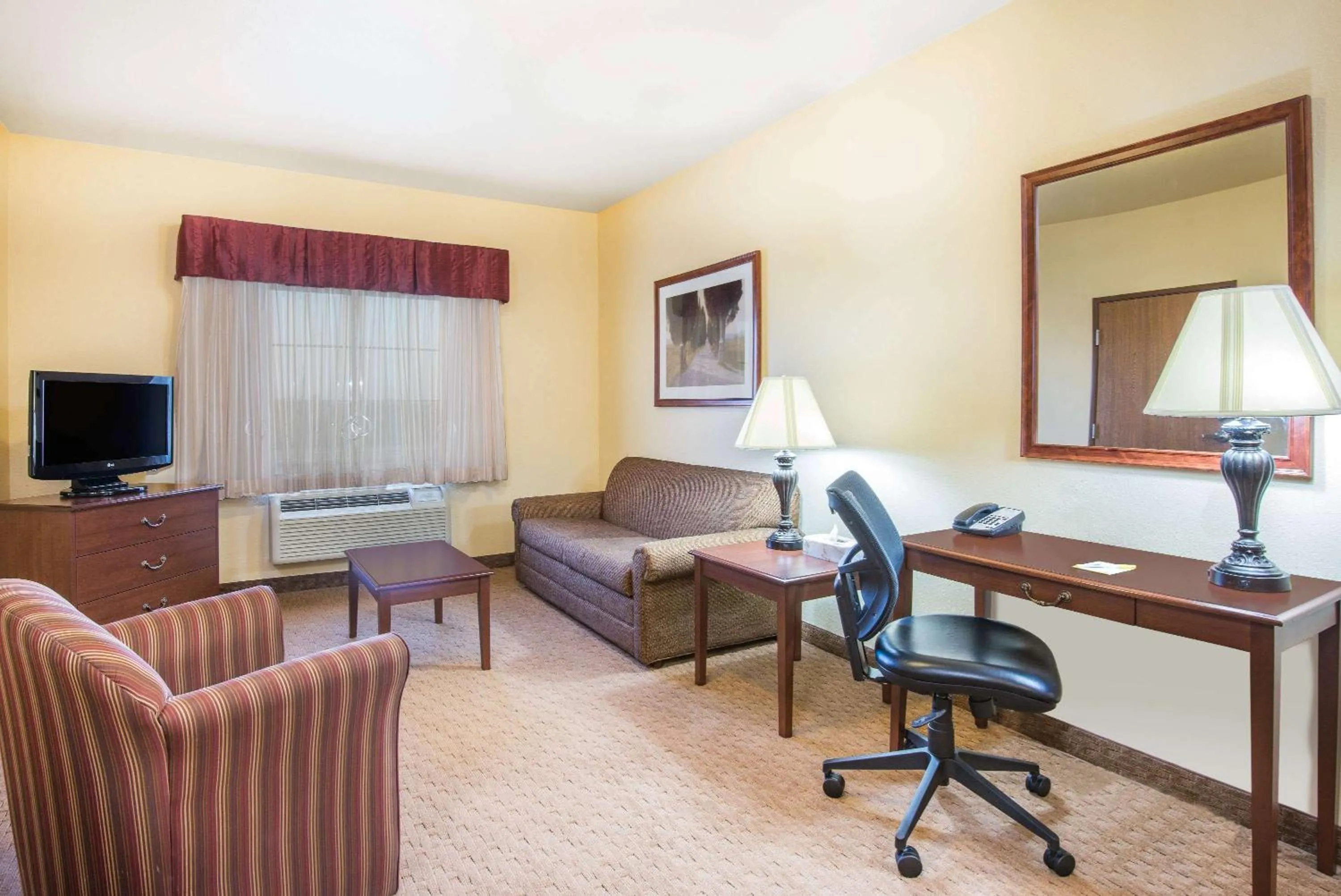 Photo of the whole room in Days Inn by Wyndham Ellis