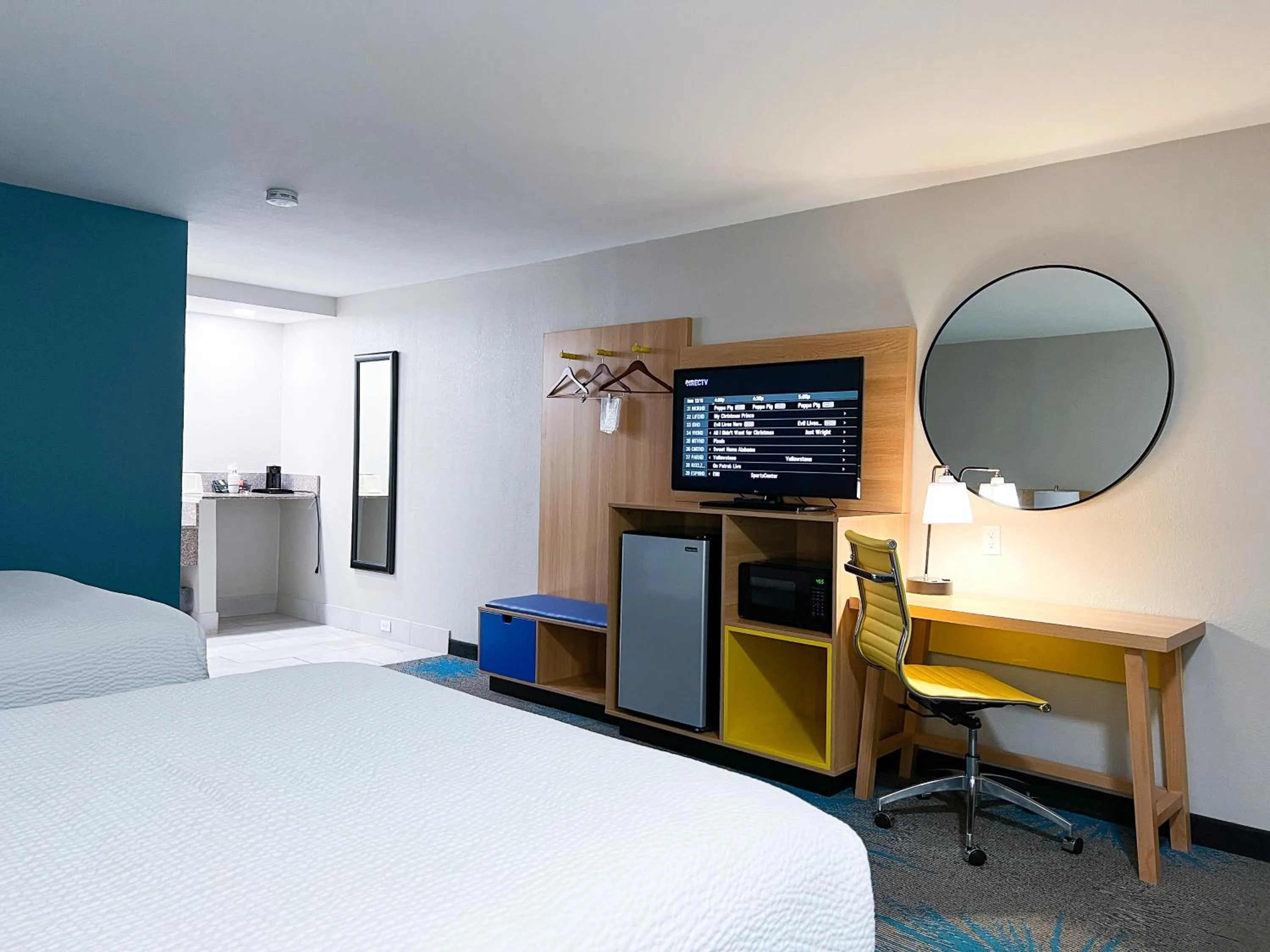 Communal lounge/ TV room, Bed in Days Inn & Suites by Wyndham Santa Rosa, NM