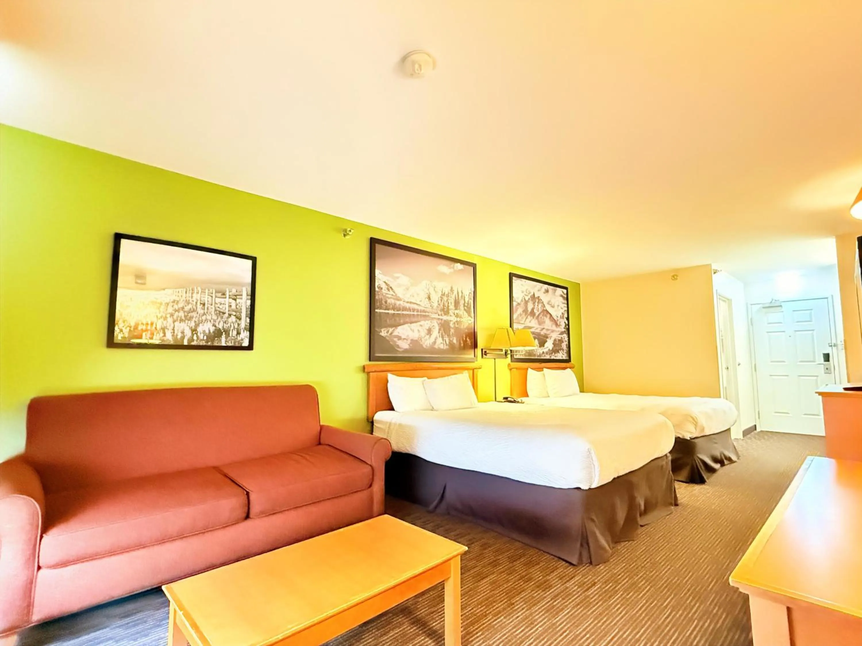 Bedroom, Bed in Super 8 by Wyndham Wheatland Wyoming