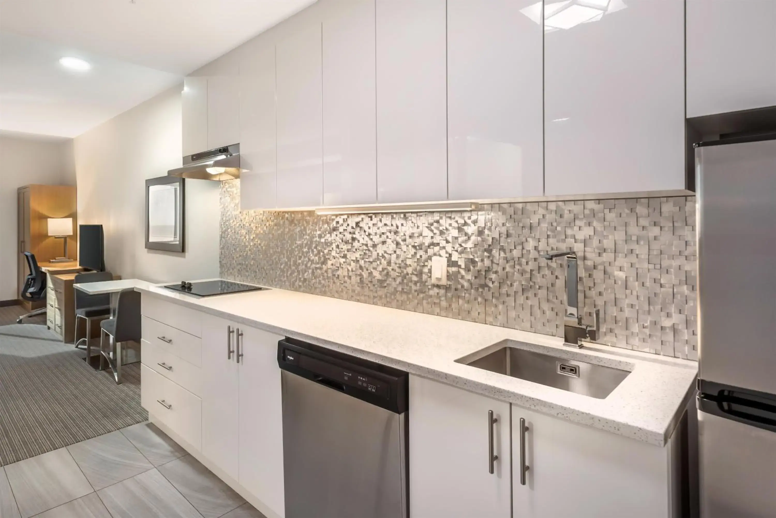 Queen Room with Mobility Accessible Roll-In Shower - Non-Smoking in Executive Residency by Best Western Calgary City View North Queen Room with Mobility Accessible Roll-In Shower - Non-Smoking in Executive Residency by Best Western Calgary City View North