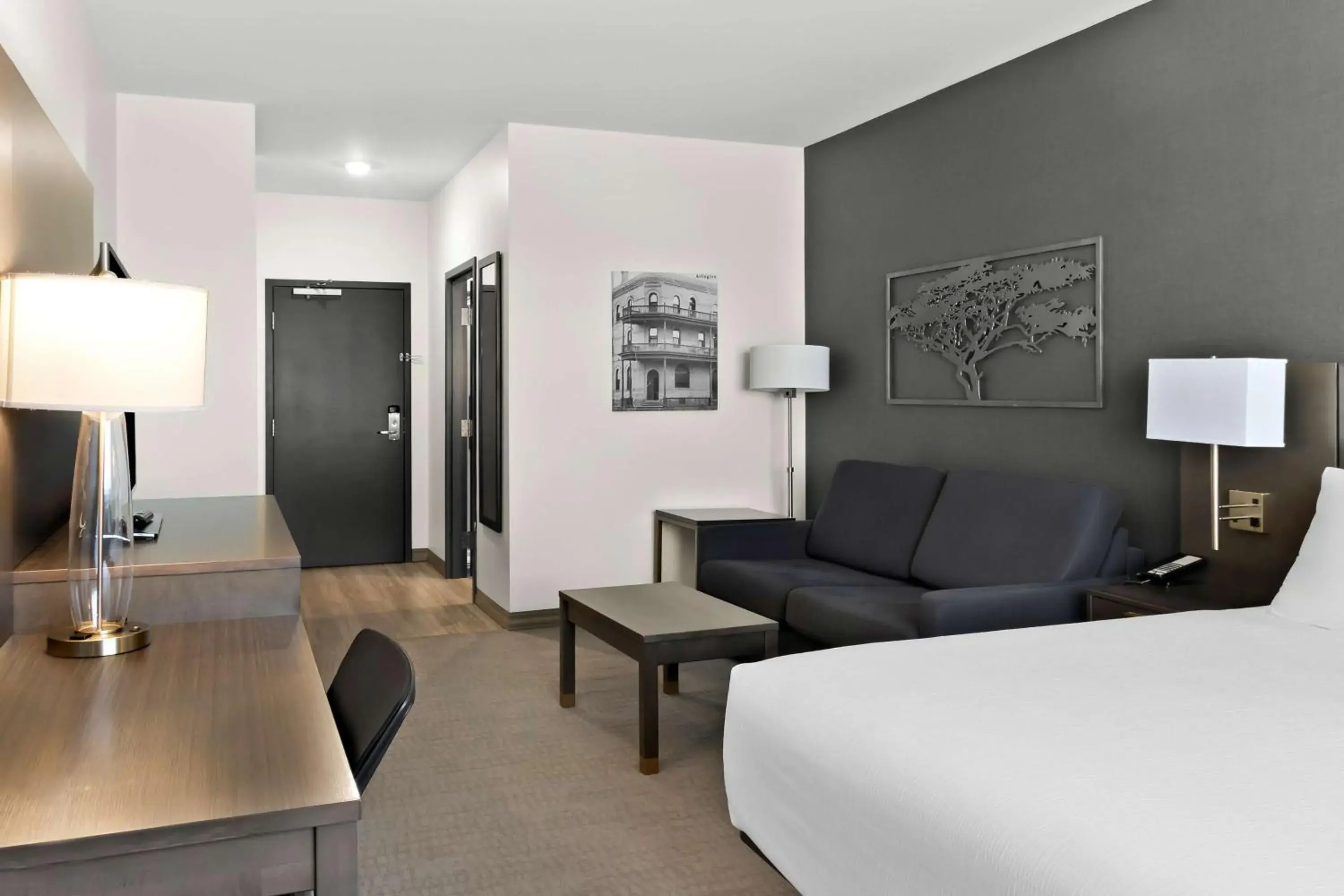 King Room with Sofa Bed - Shower Only in Best Western Plus Morden King Room with Sofa Bed - Shower Only in Best Western Plus Morden