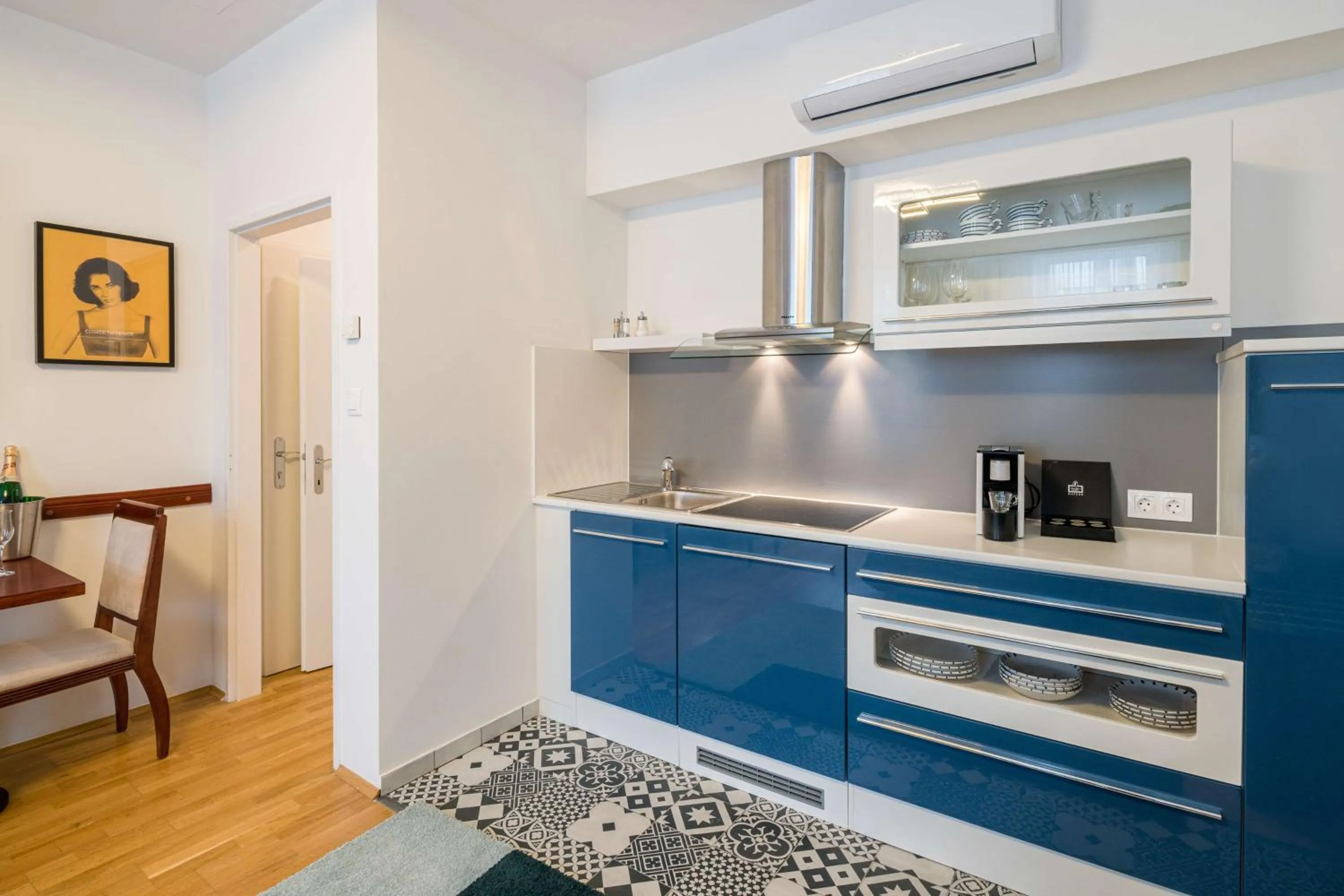 Kitchen or kitchenette in Best Western Plus Celebrity Suites