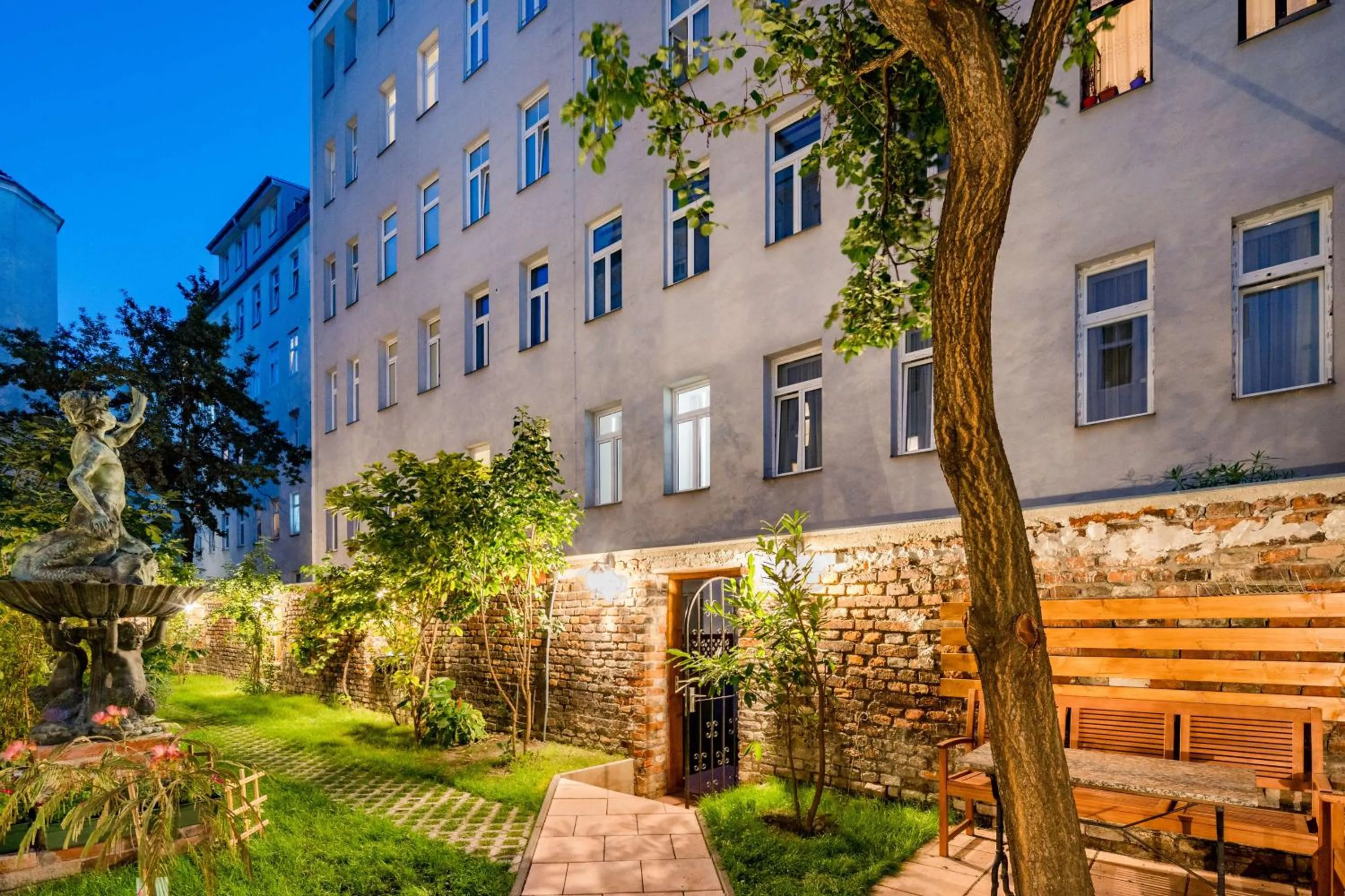 Property building in Best Western Plus Celebrity Suites