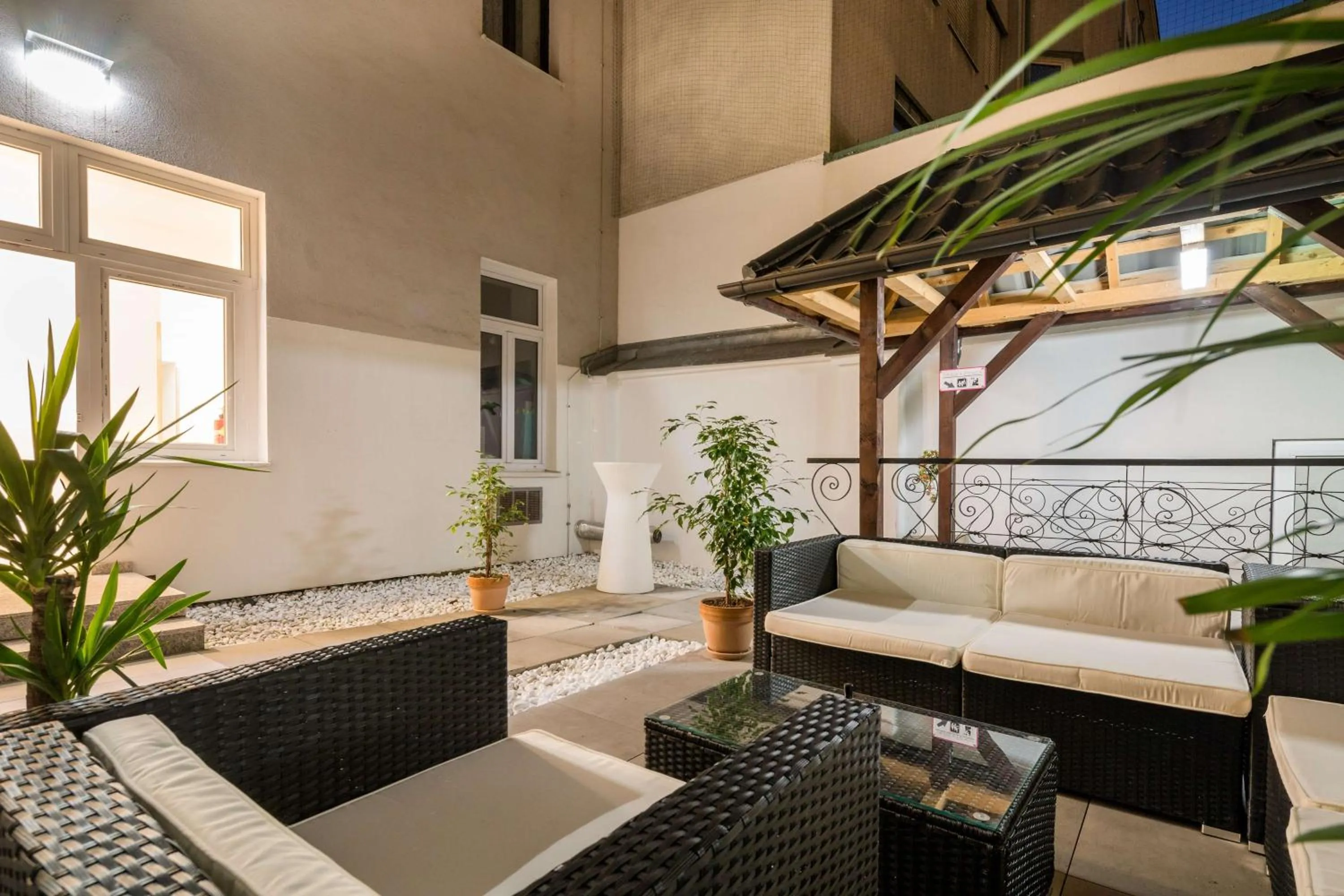 Property building in Best Western Plus Celebrity Suites