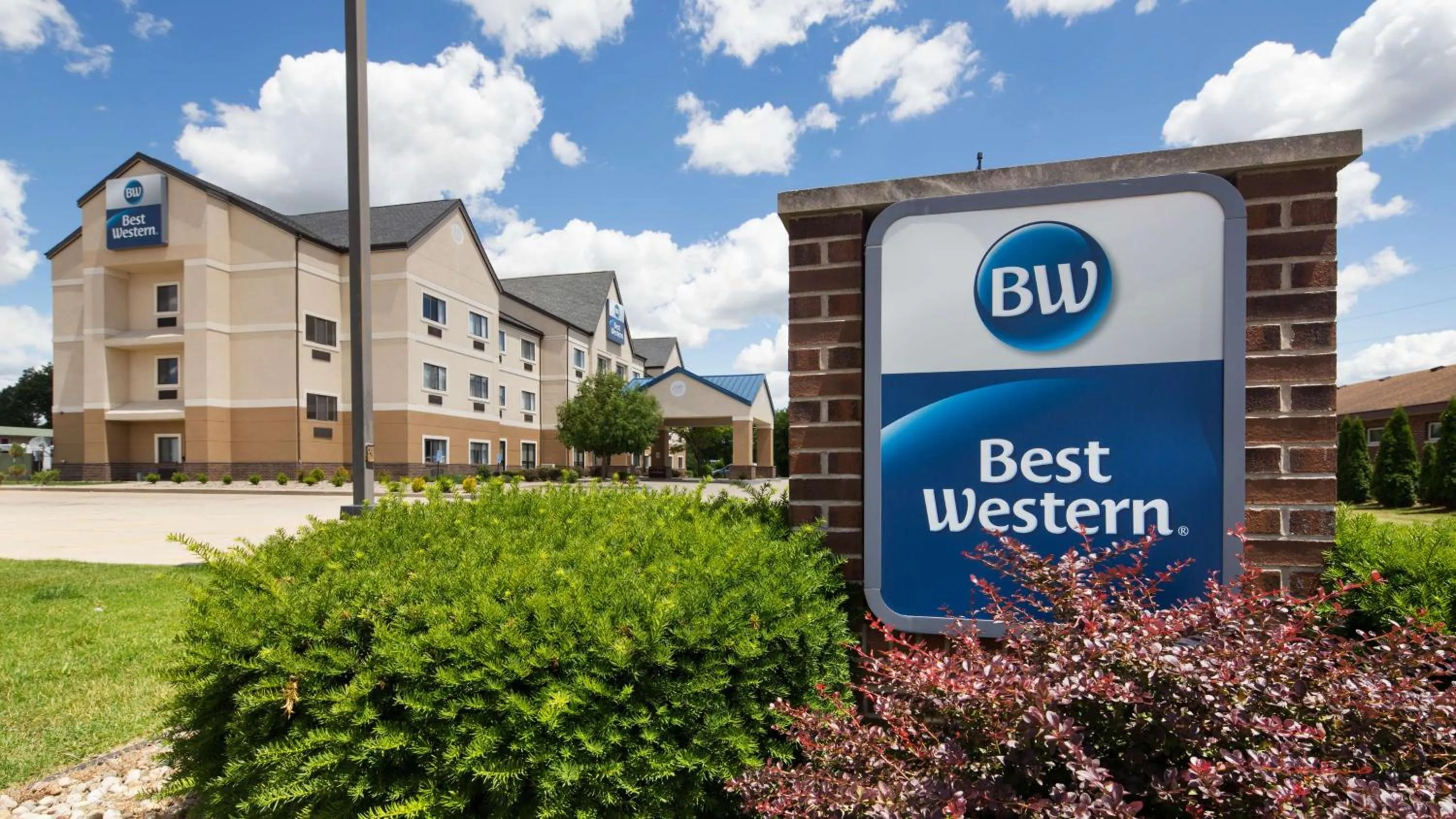 Property building in Best Western Elkhart Inn & Suites