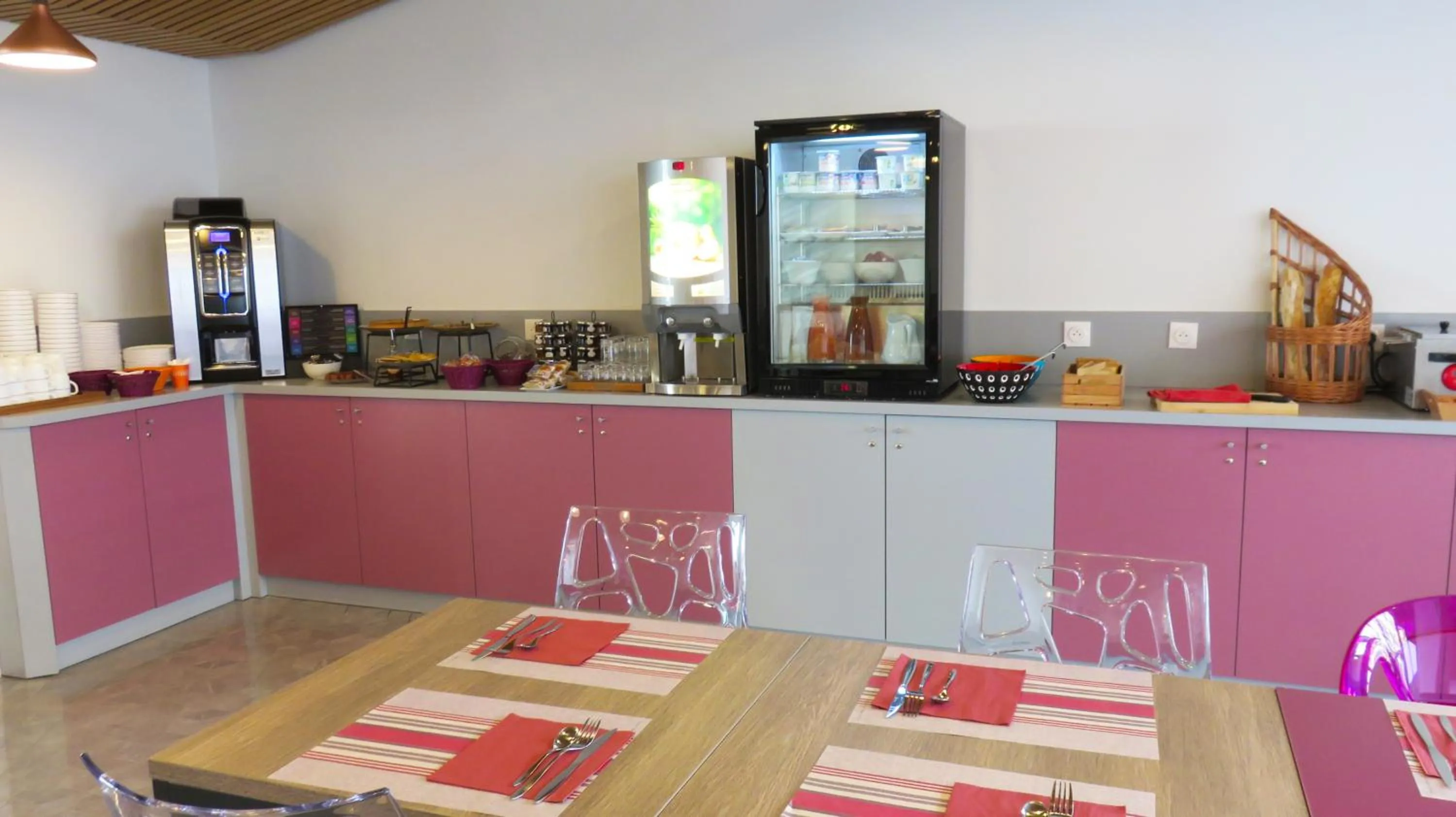 Breakfast in Appart-Hôtel Mer & Golf City Bordeaux Lac