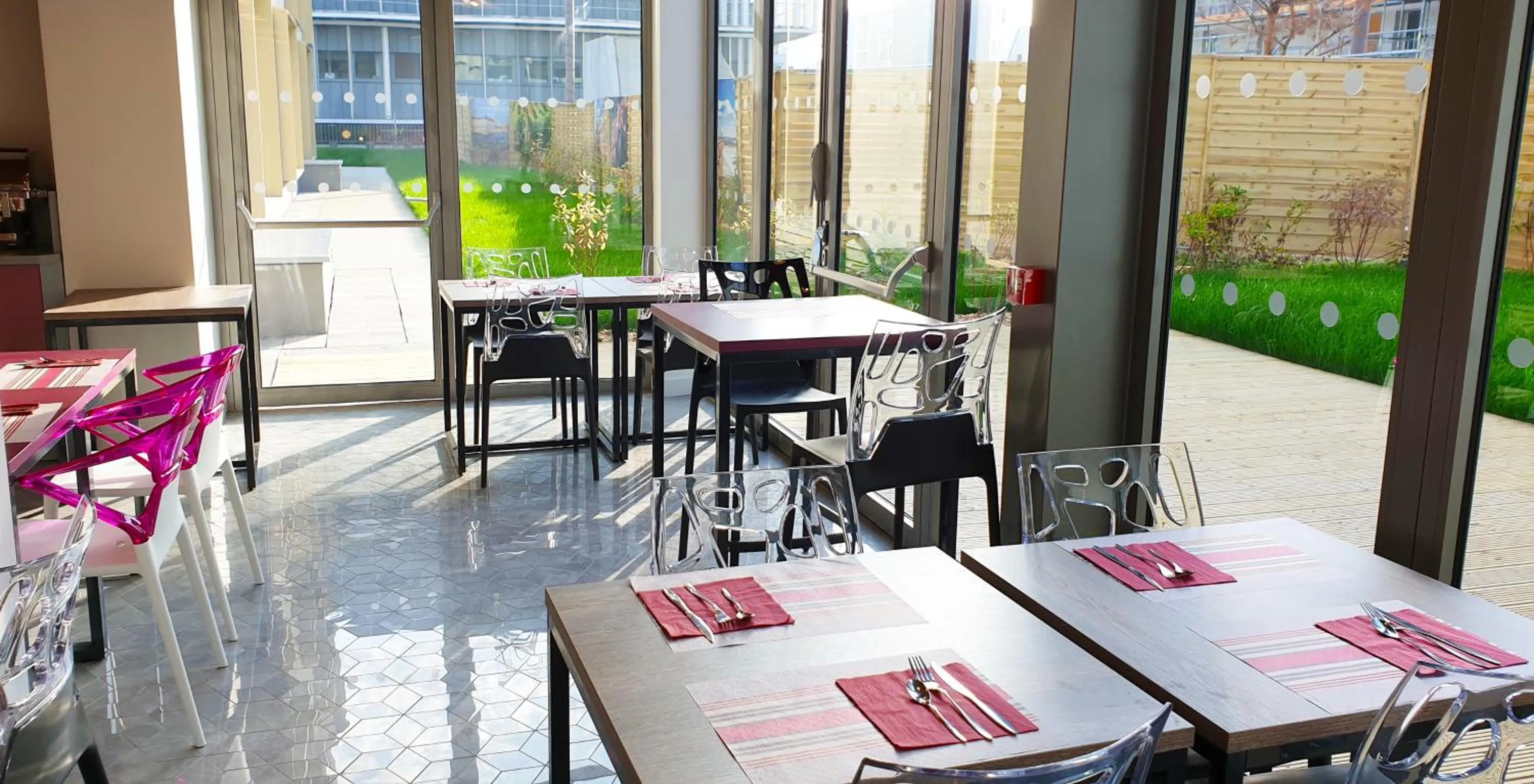 Breakfast in Appart-Hôtel Mer & Golf City Bordeaux Lac