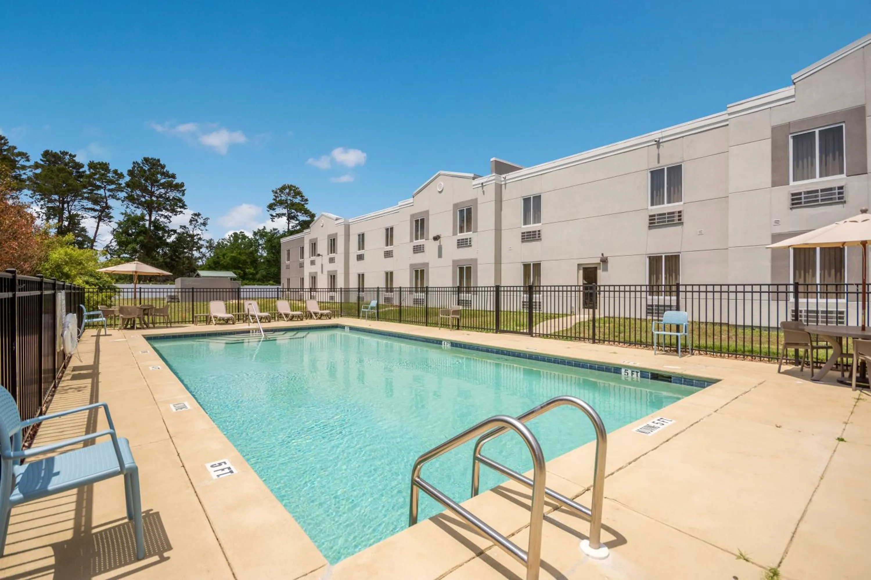 Swimming pool in Sleep Inn & Suites Niceville - Destin