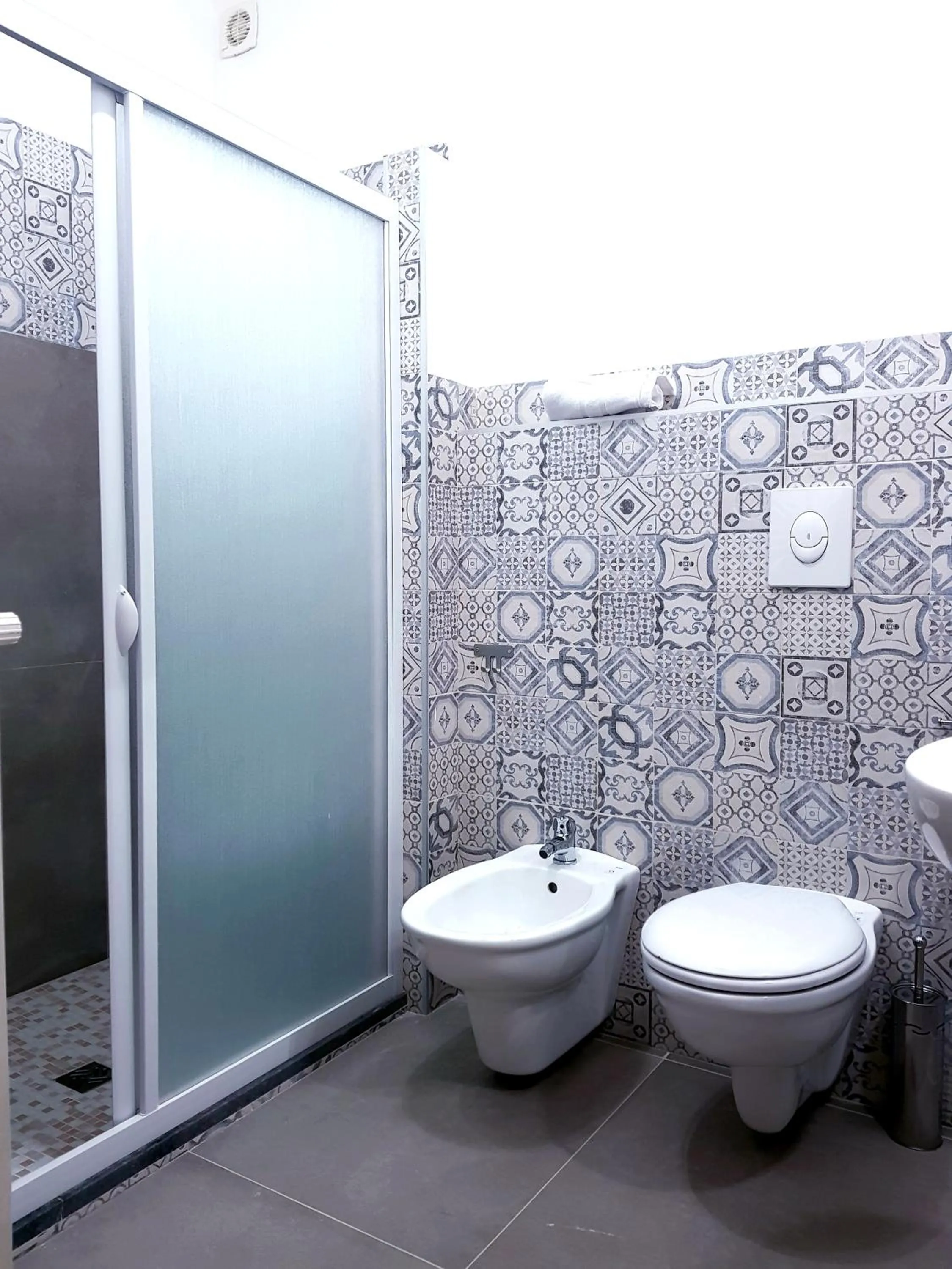 Bathroom in Pupi 93 Rooms