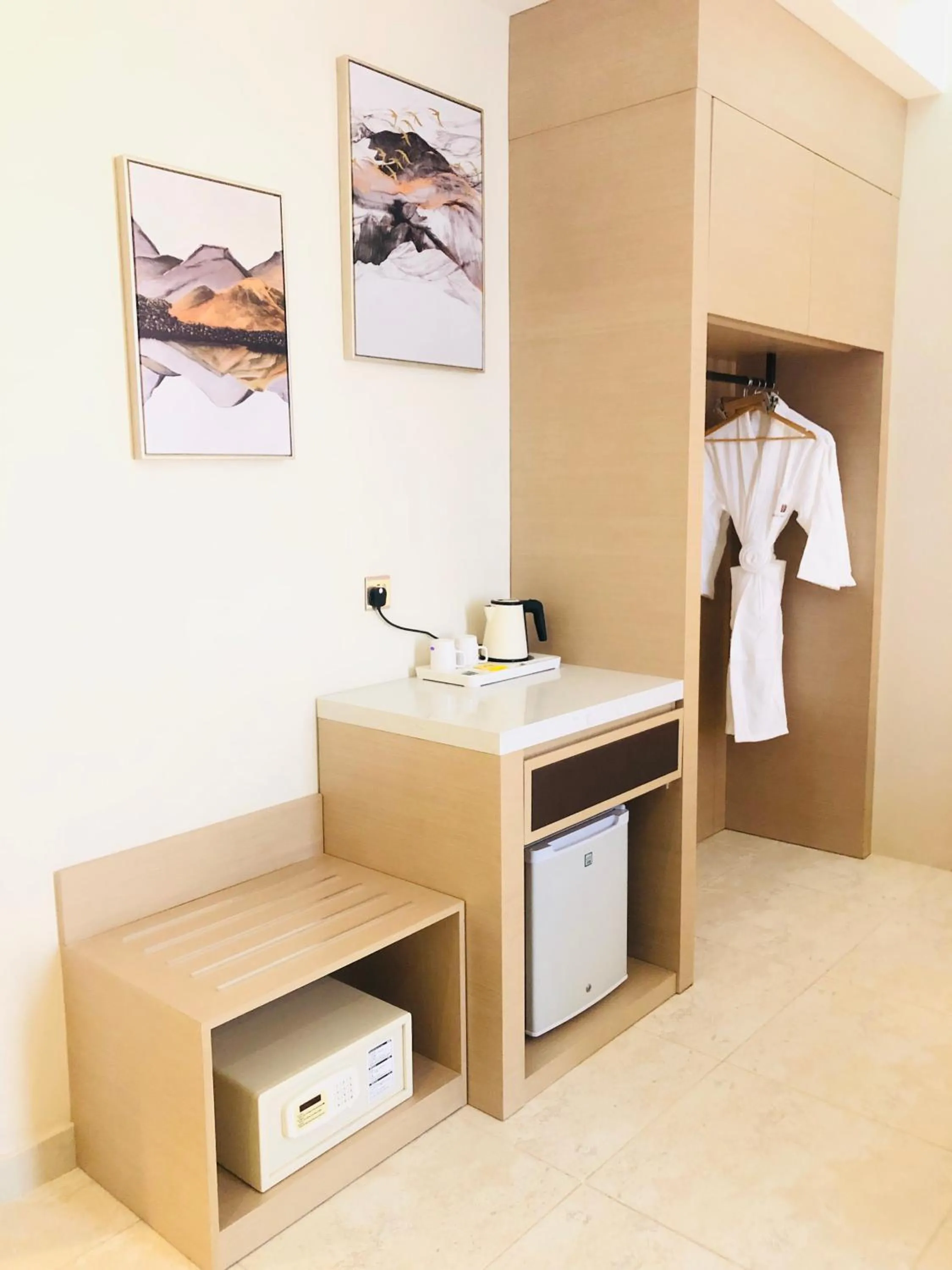 Coffee/tea facilities in Season Inn Hotel