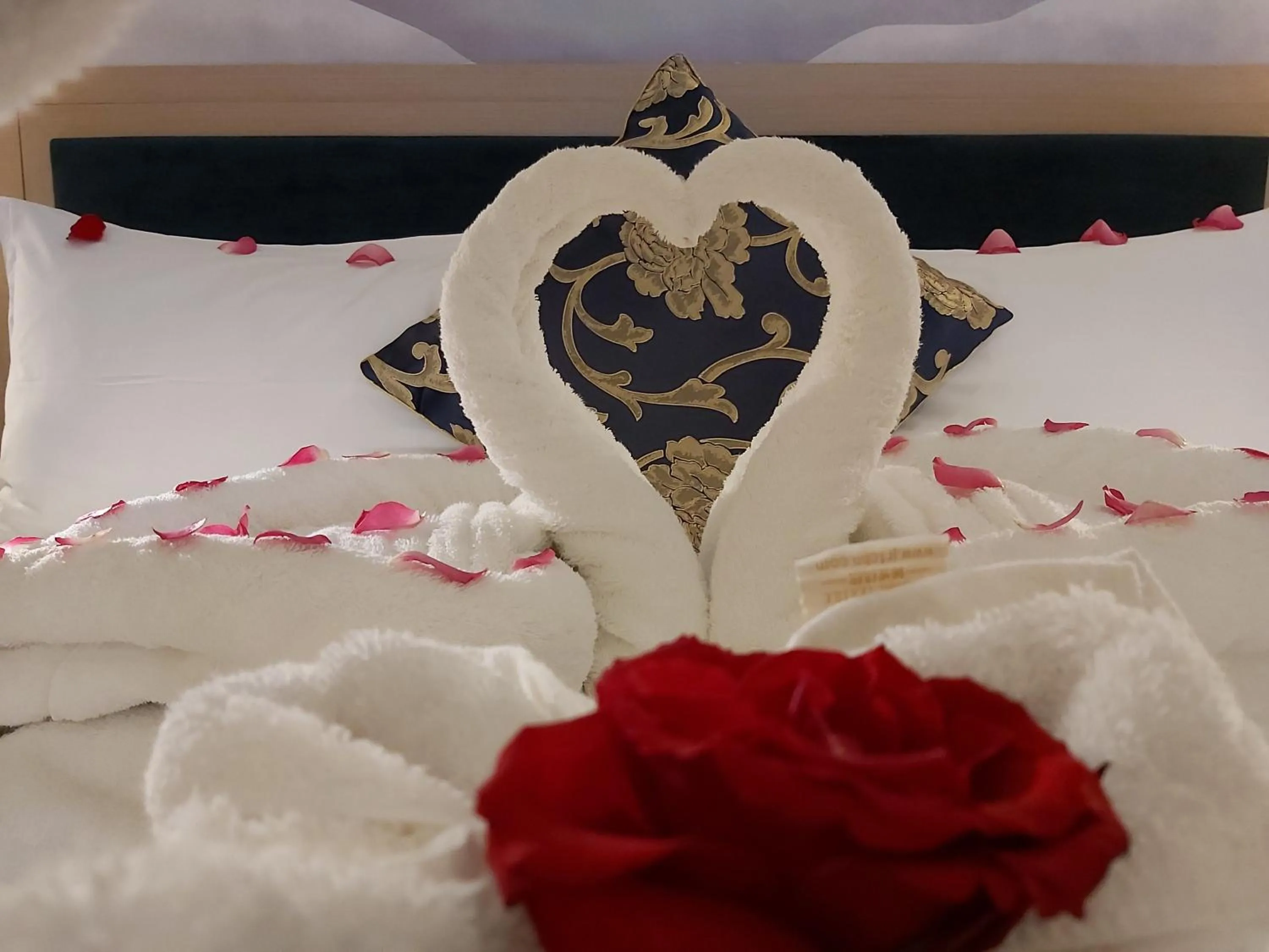 Bed in Season Inn Hotel