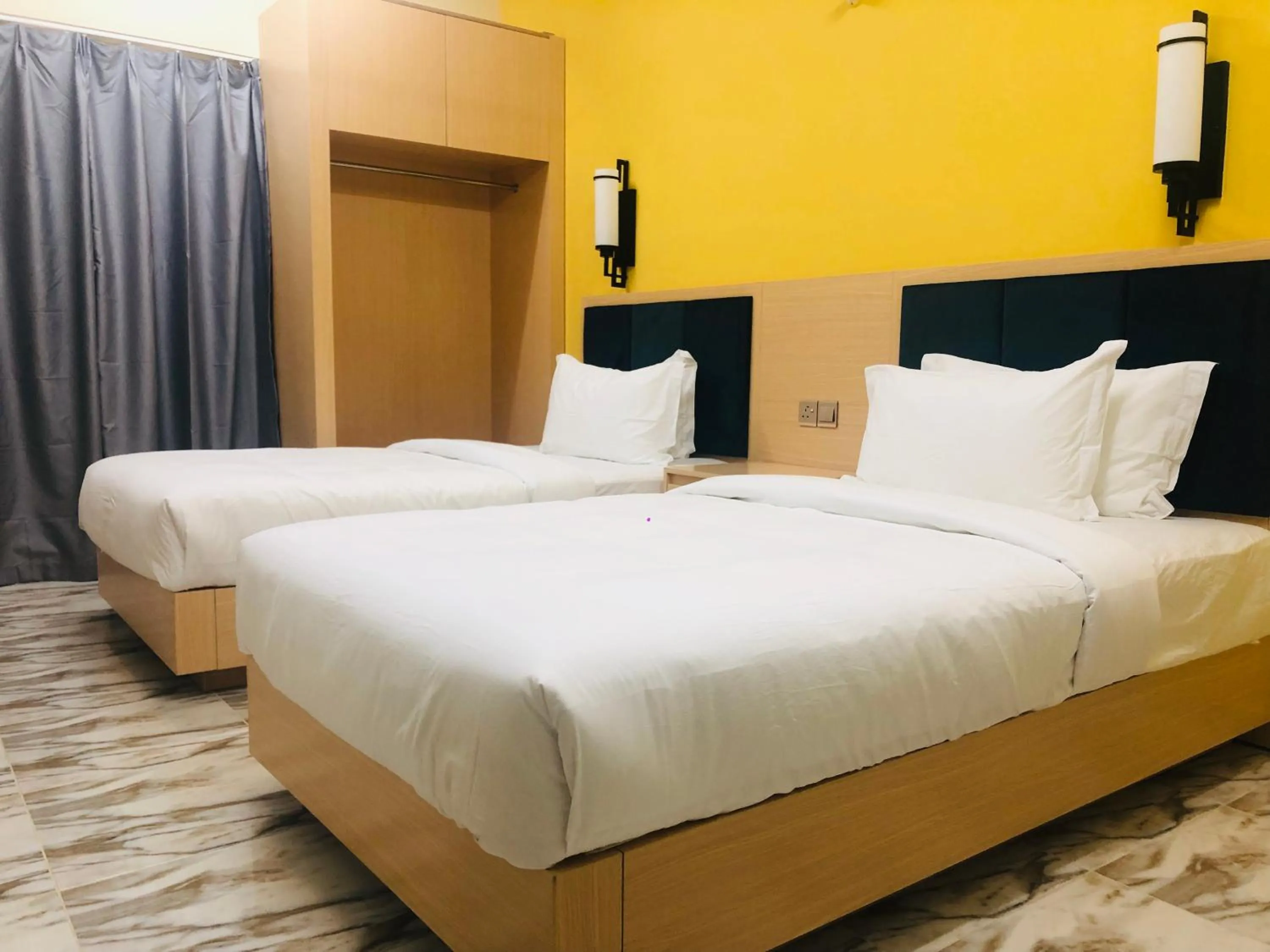 Bed in Season Inn Hotel