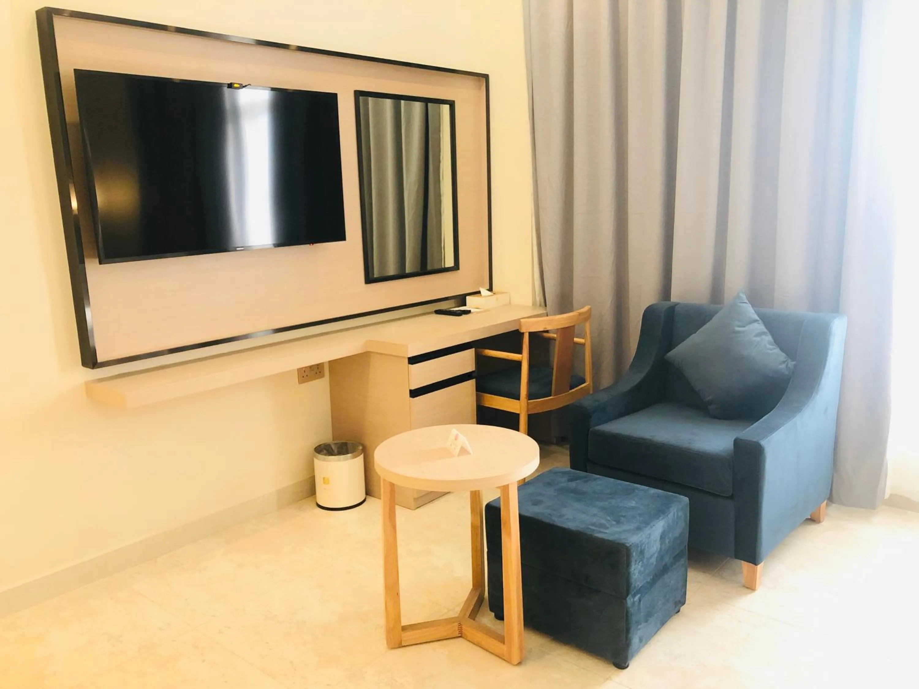 TV and multimedia in Season Inn Hotel