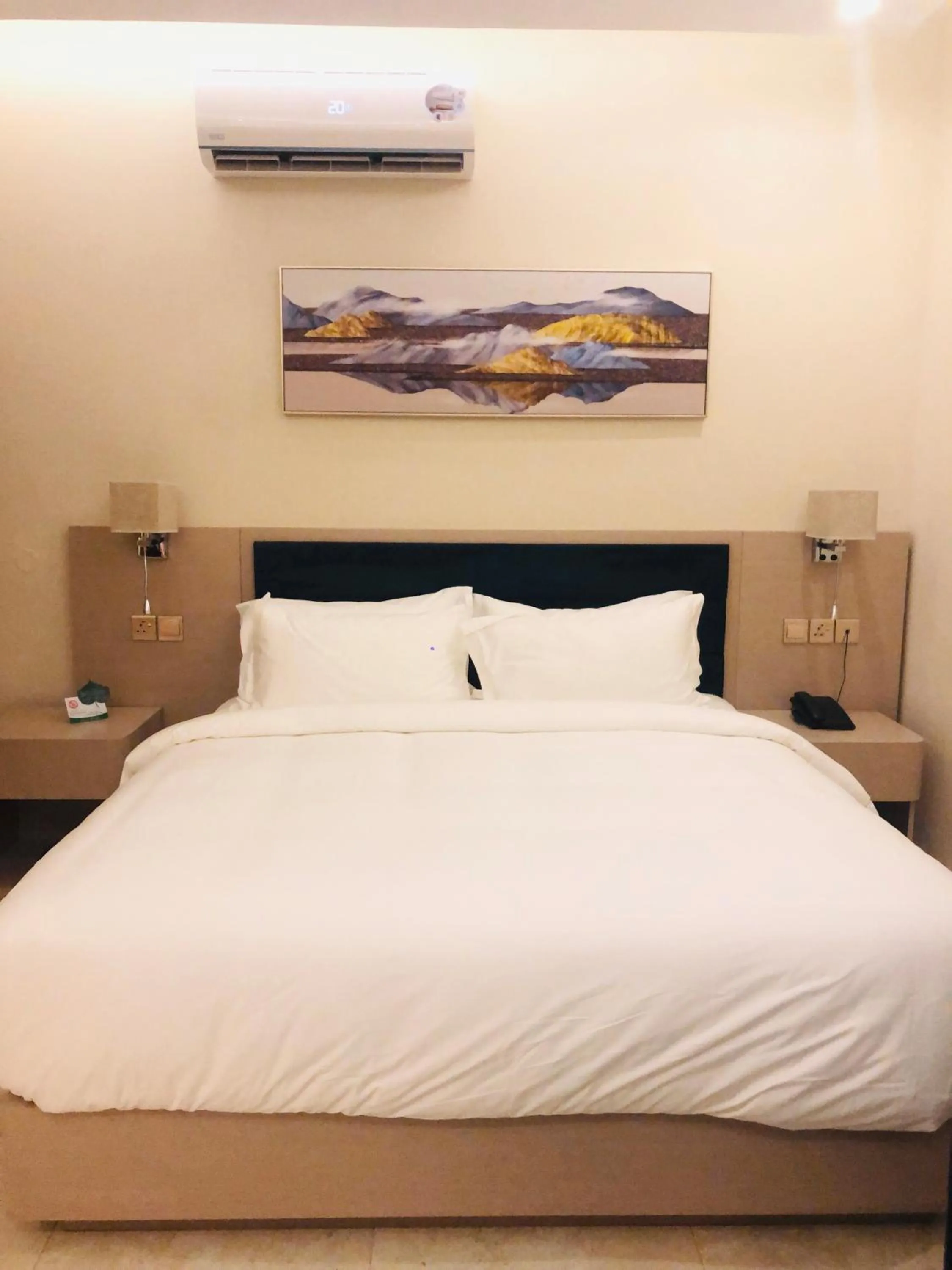 Bedroom, Bed in Season Inn Hotel