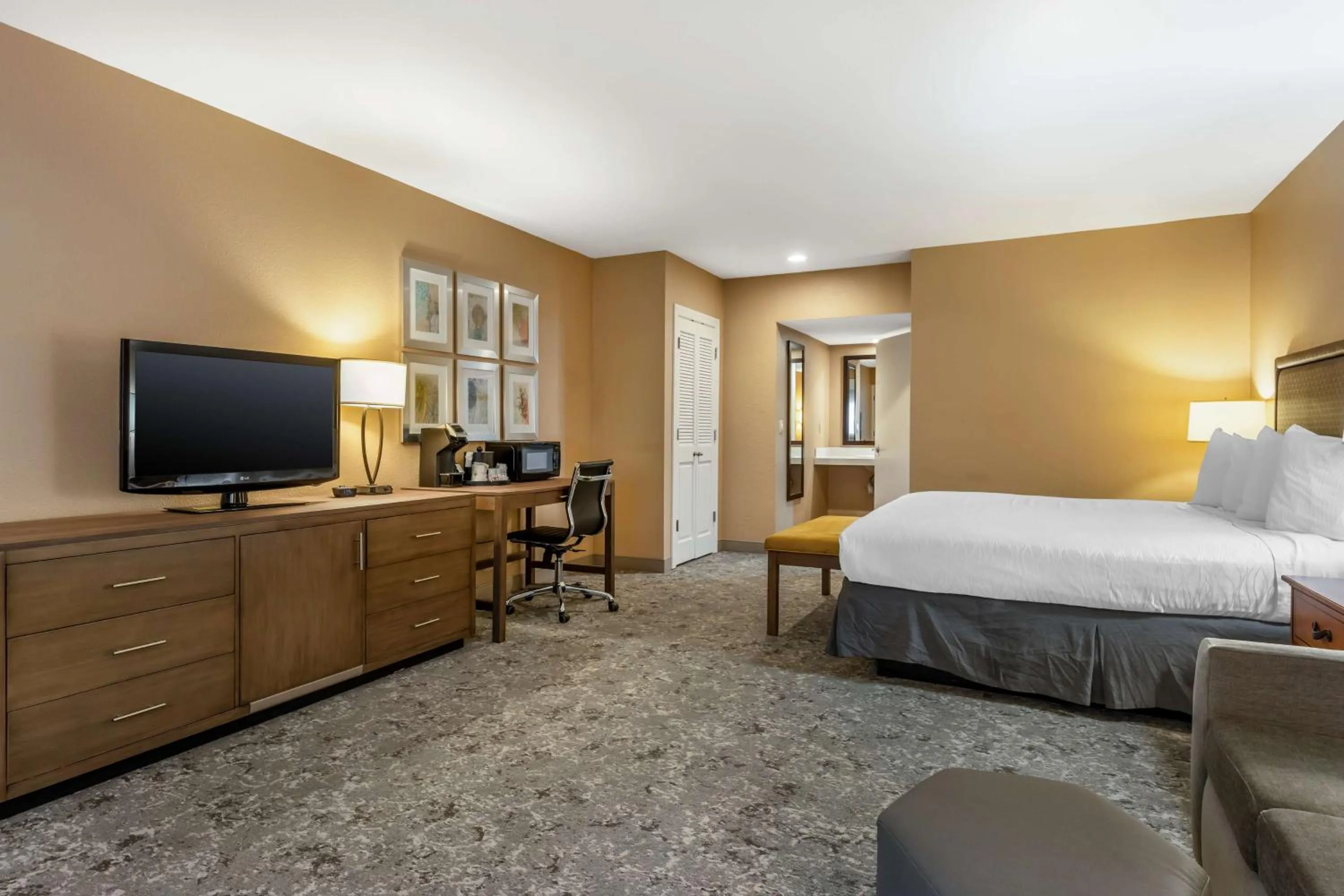 Photo of the whole room, Bed in Best Western Plus Inn Scotts Valley