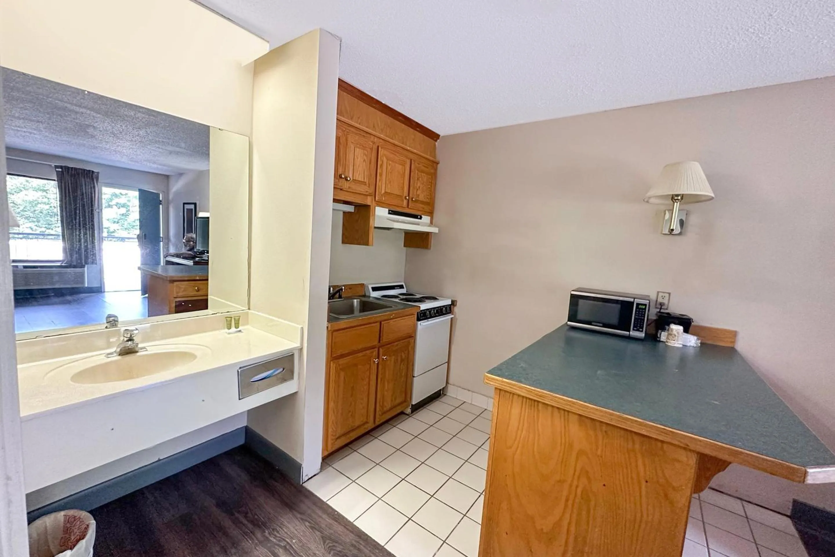 Bedroom in Executive Inn Ridgeway I-77