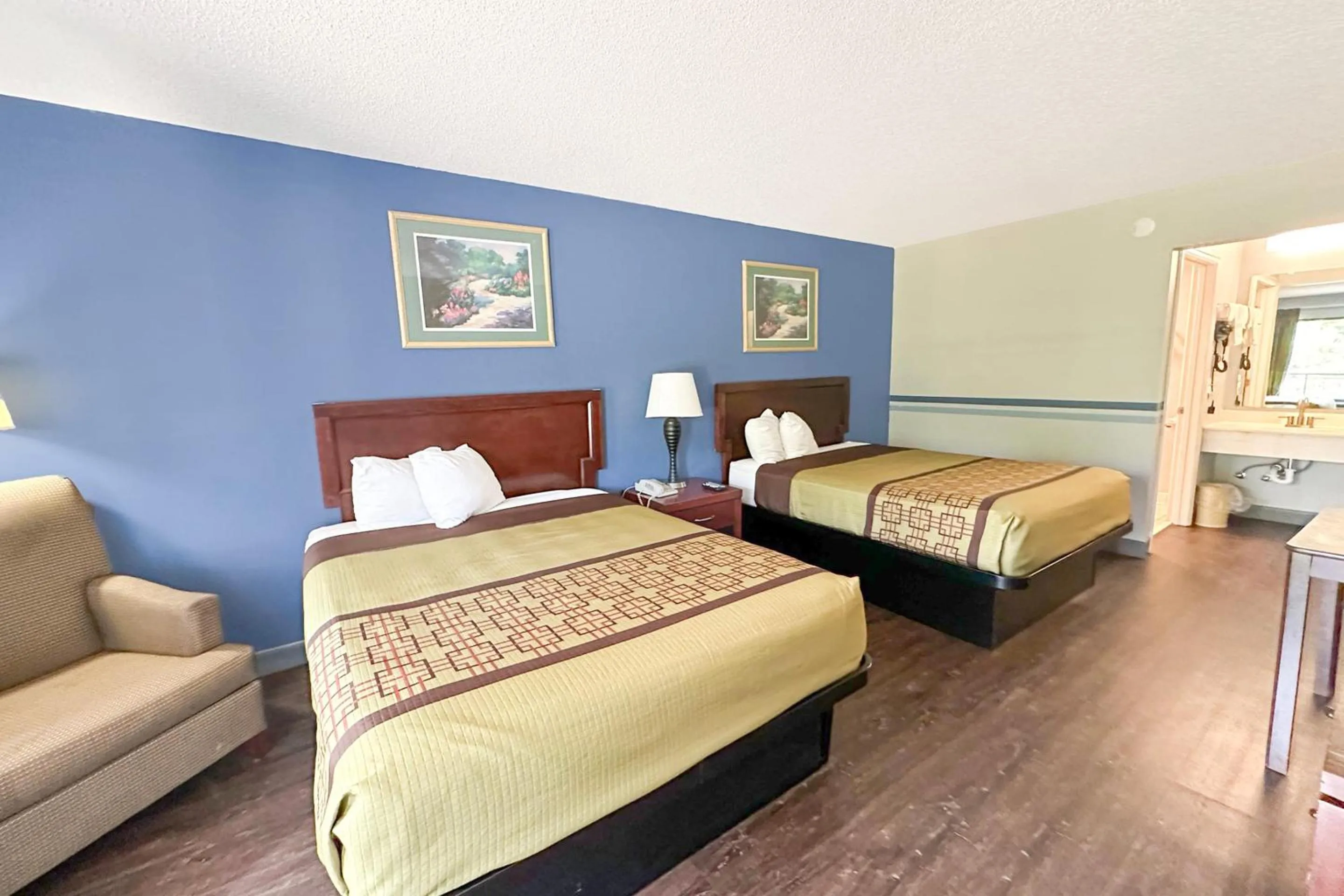 Bedroom, Bed in Executive Inn Ridgeway I-77