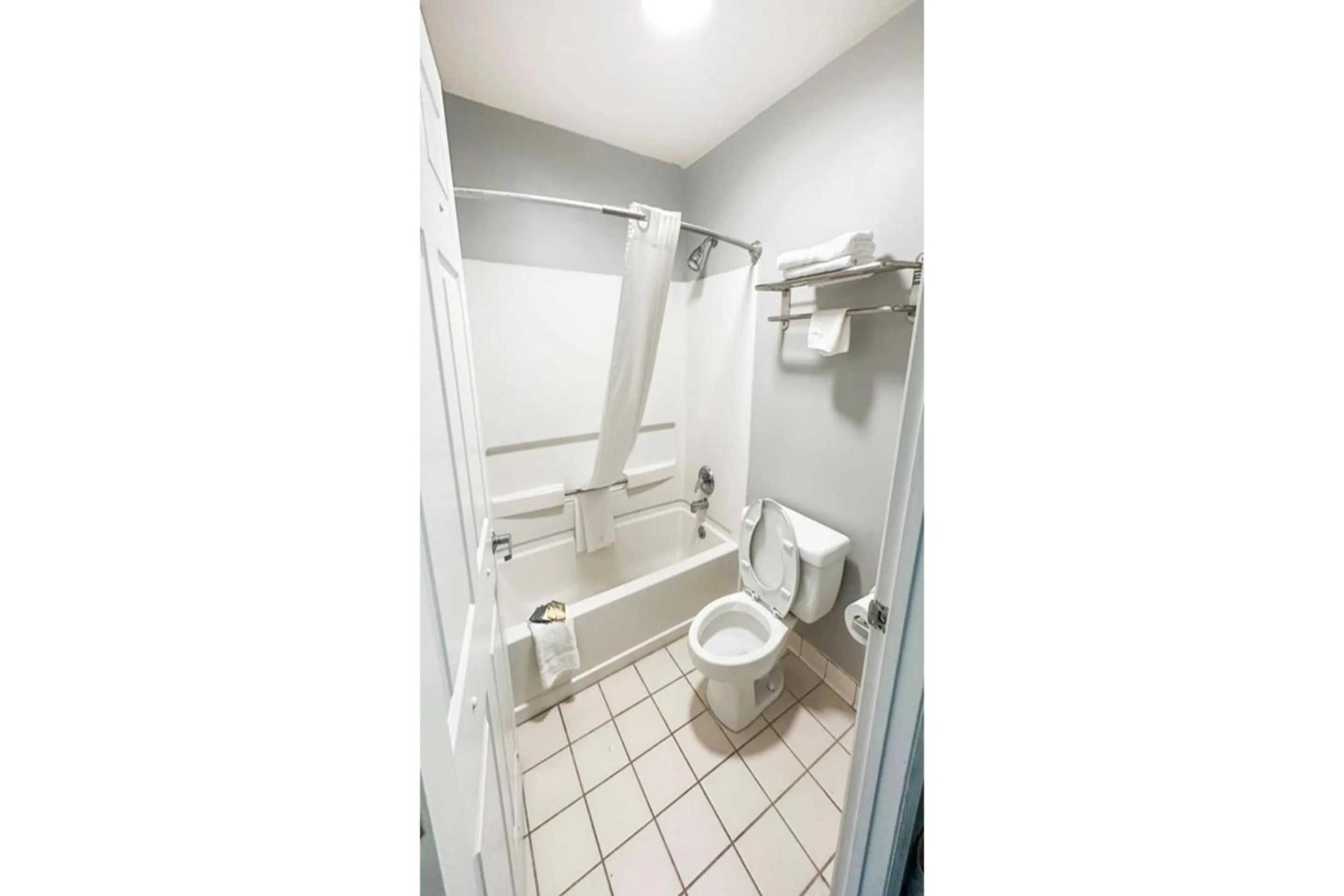 Bathroom in Executive Inn Ridgeway I-77