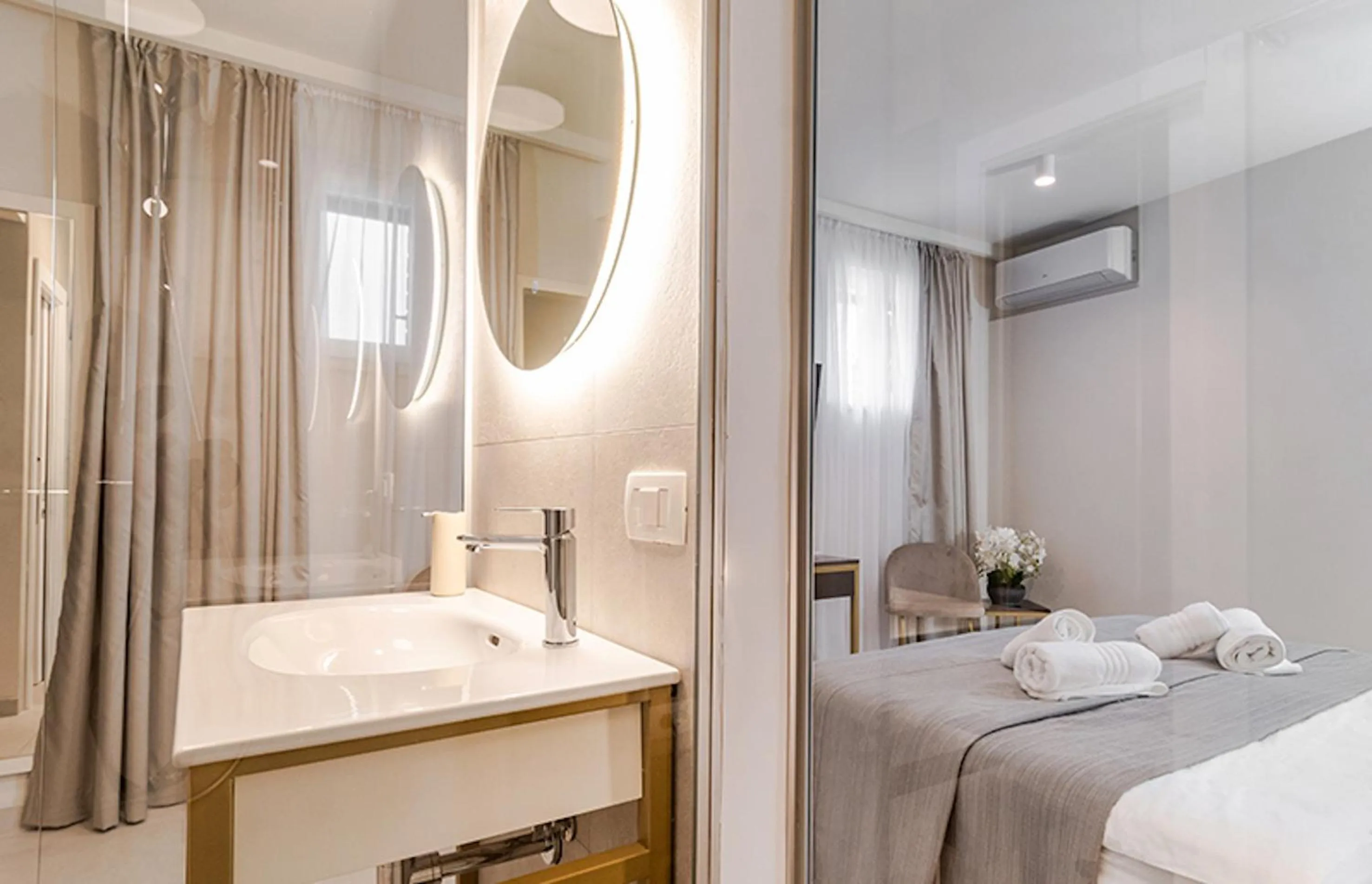 Bathroom, Bed in Sperone Hotel