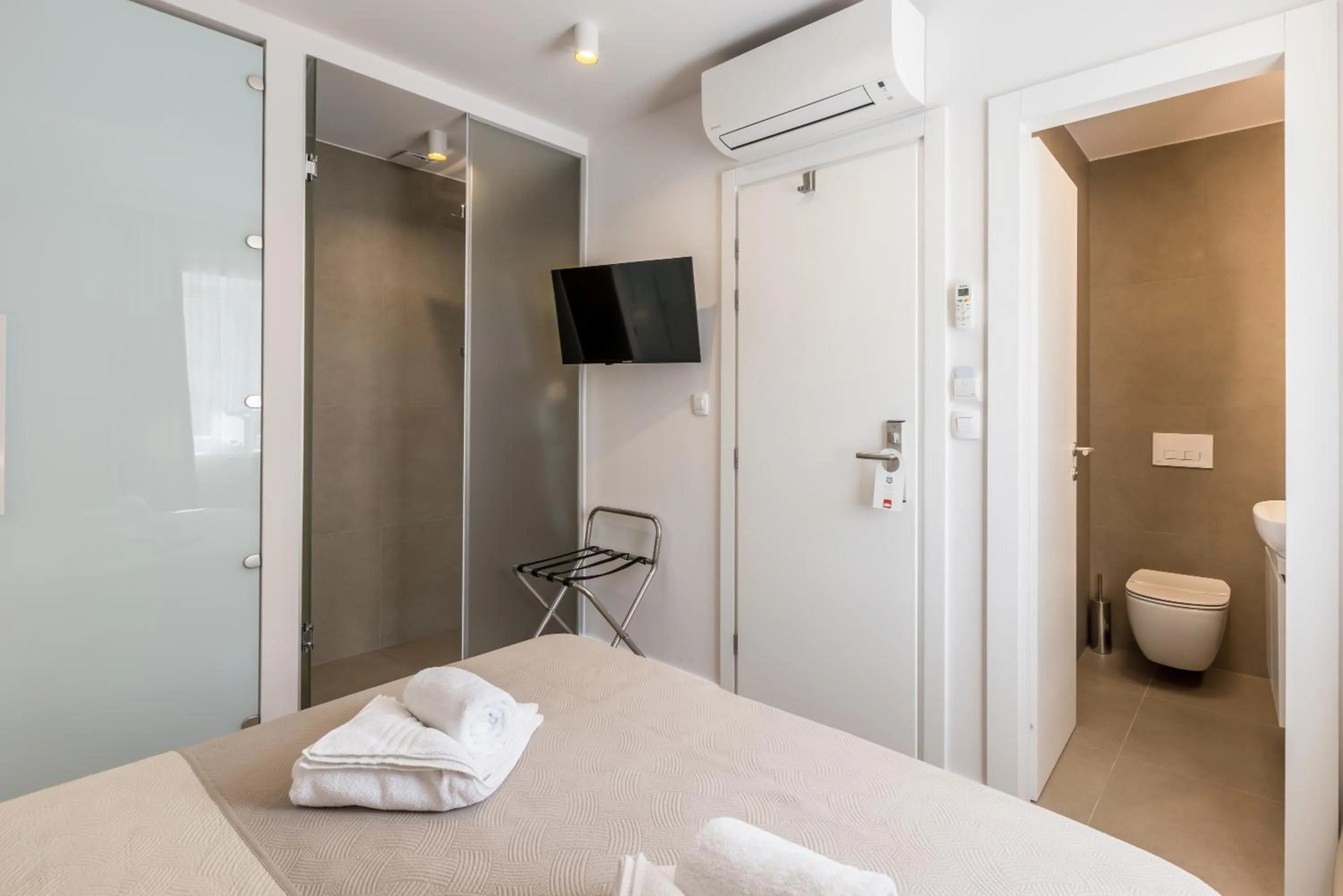 Bathroom, Bed in Sperone Hotel