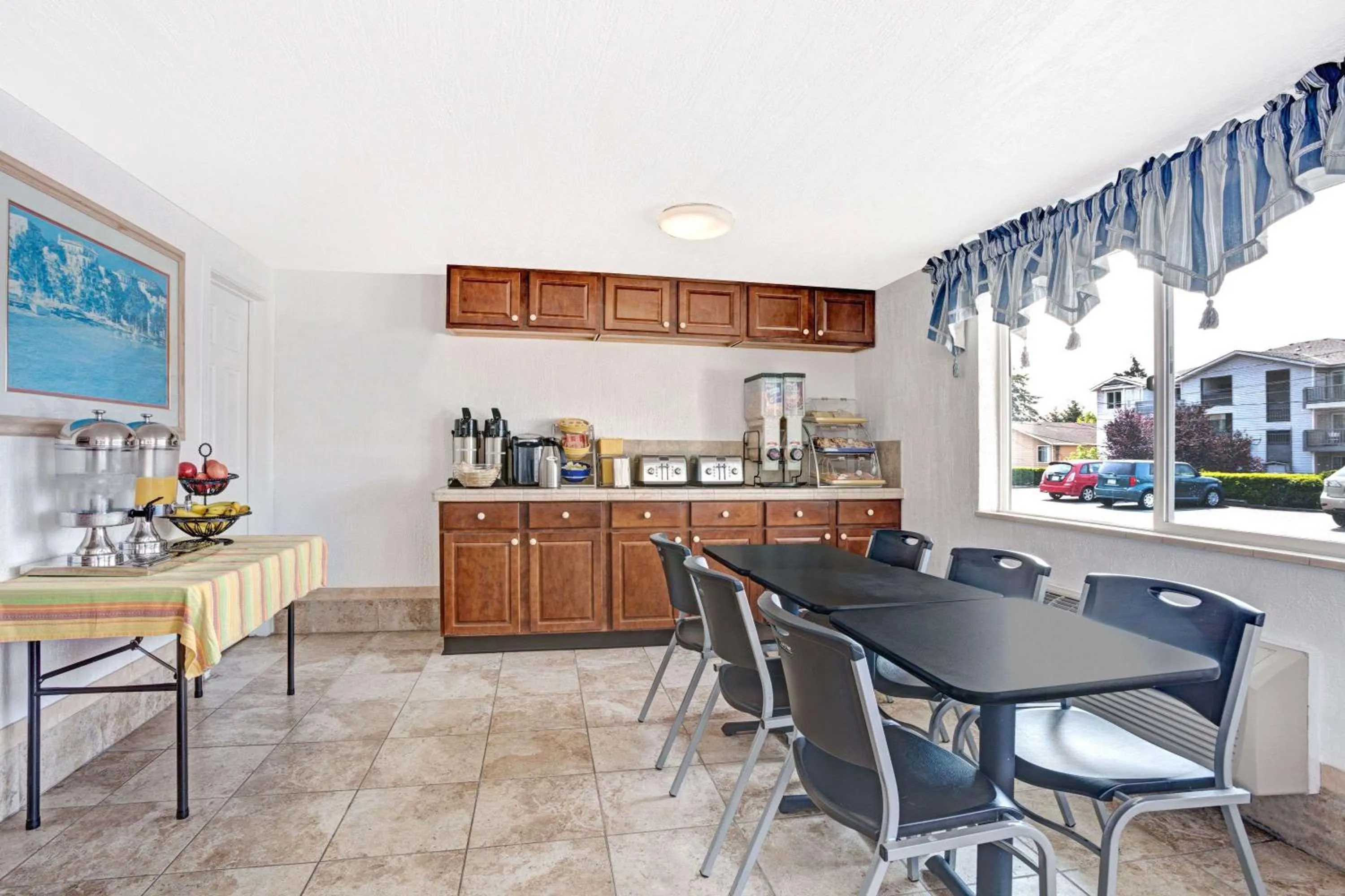 Restaurant/places to eat in Days Inn by Wyndham Seattle North of Downtown