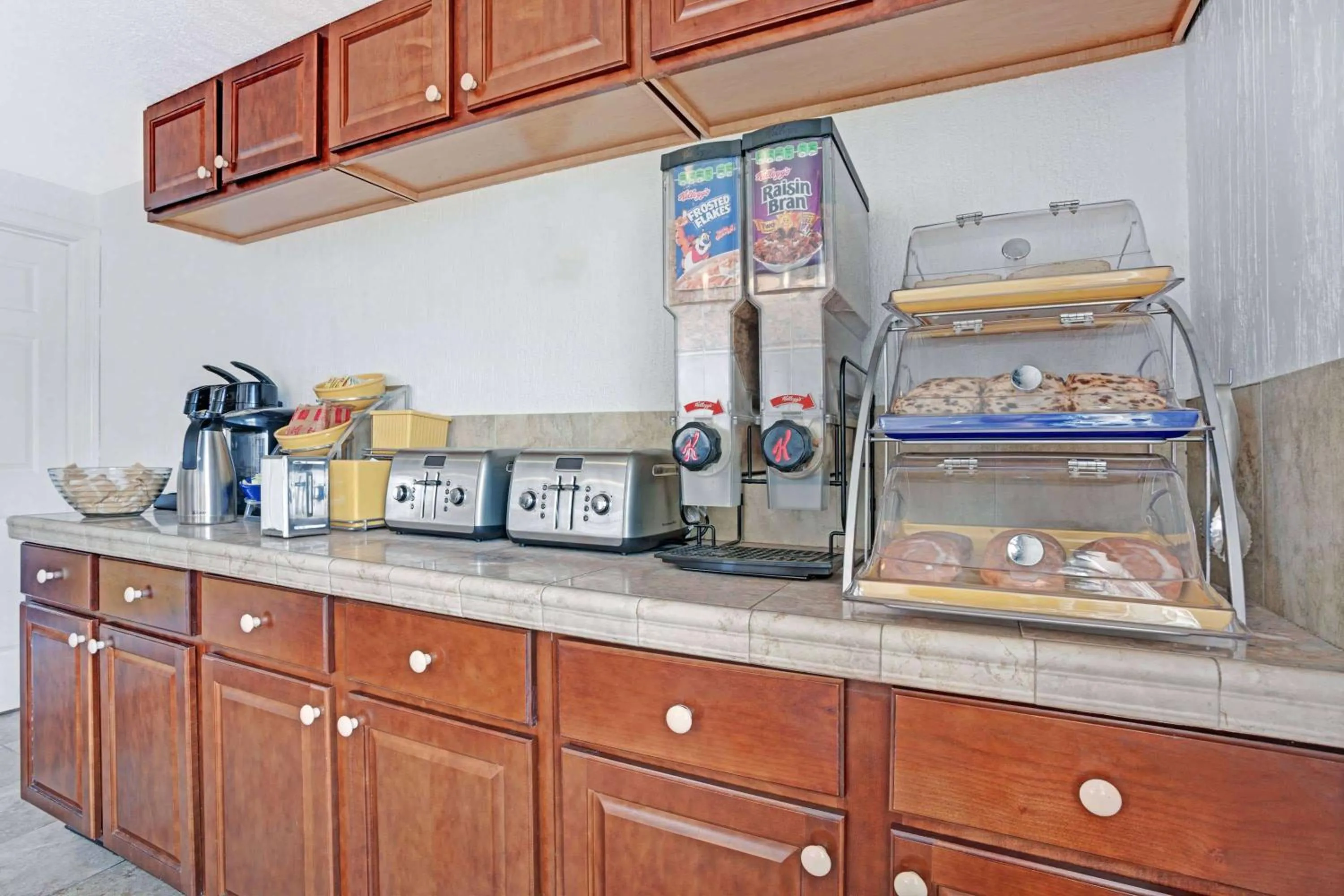 Restaurant/places to eat in Days Inn by Wyndham Seattle North of Downtown