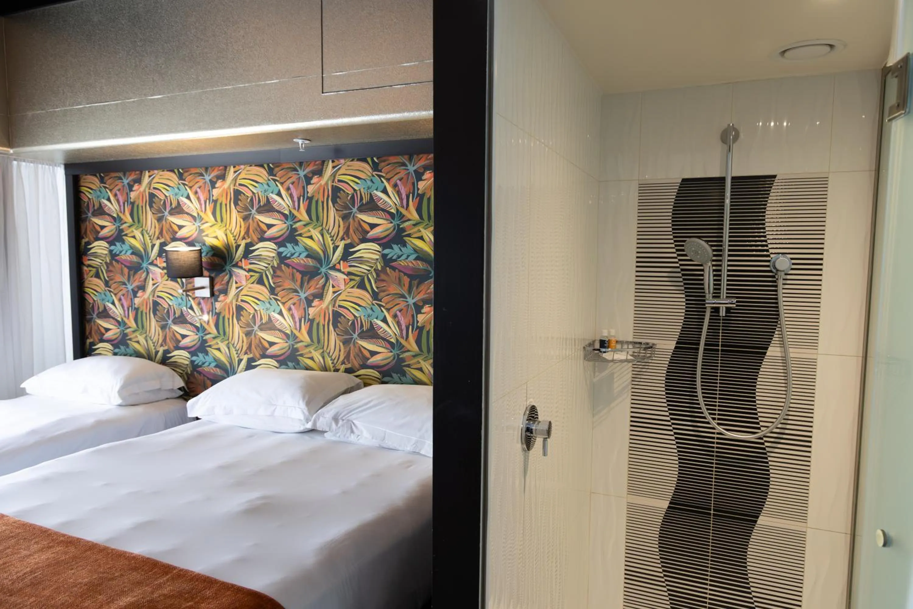 Shower, Bed in ONOMO Hotel Foreshore