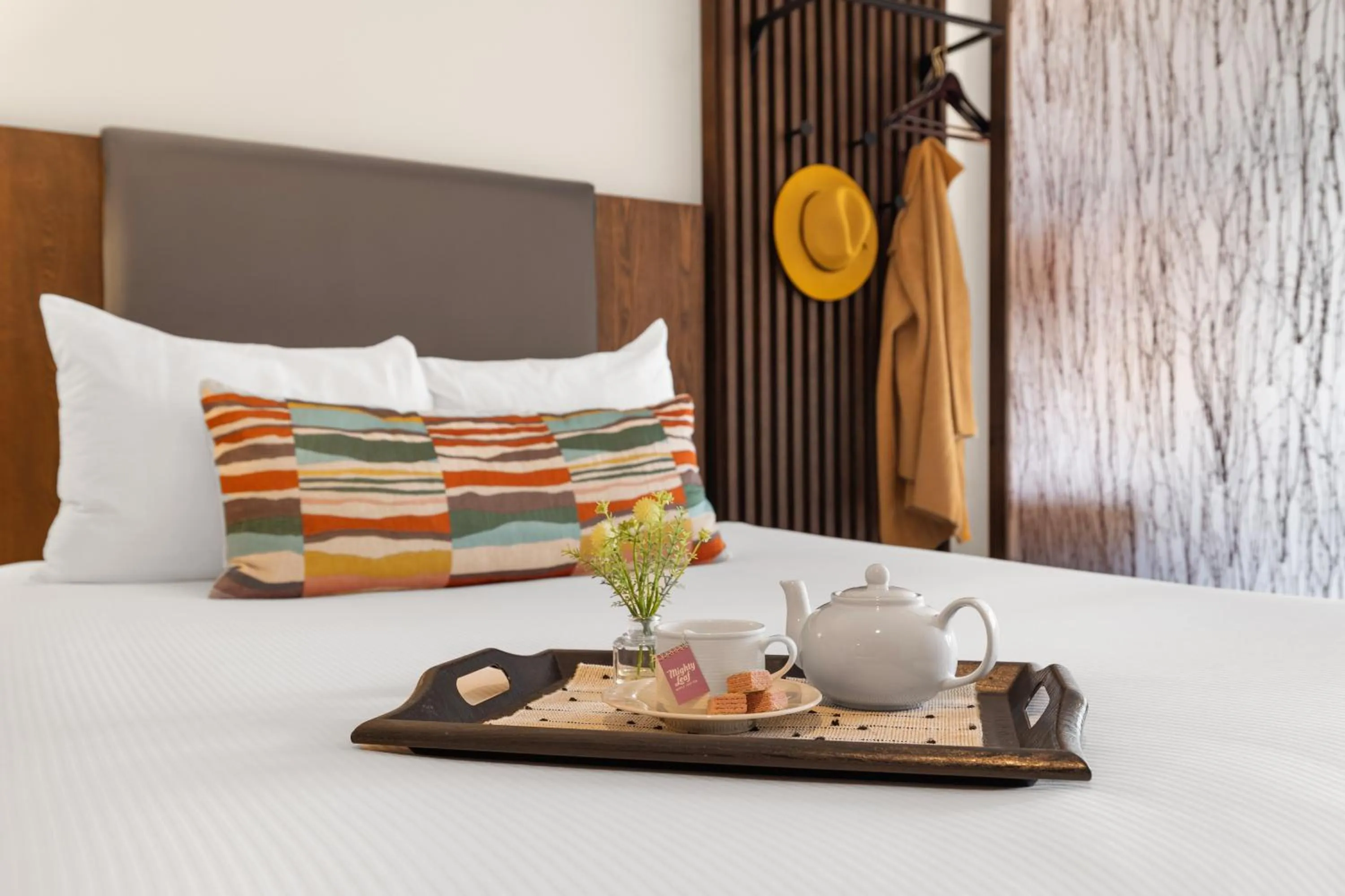 room service, Bed in Oxford Hotel Bend