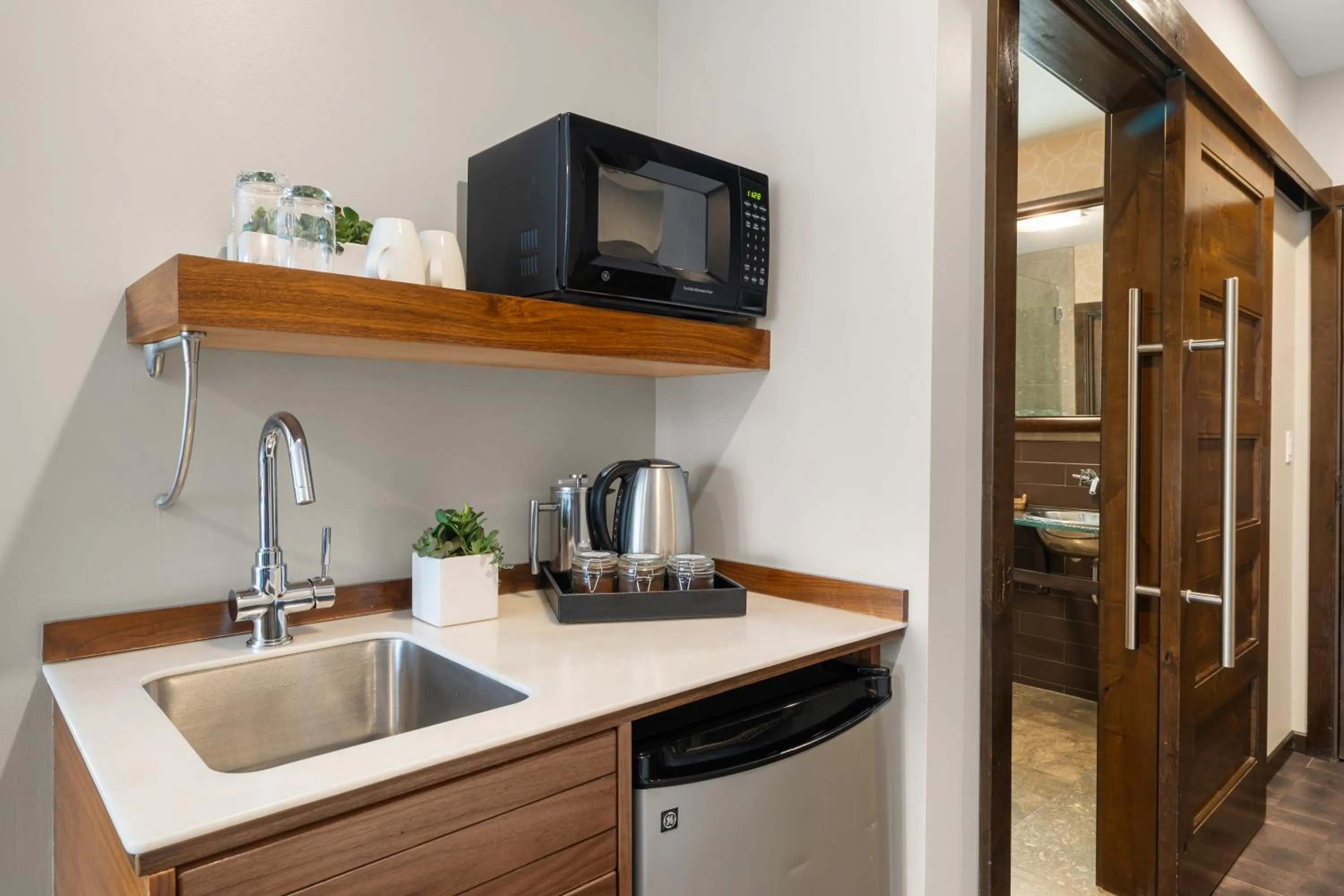 microwave in Oxford Hotel Bend