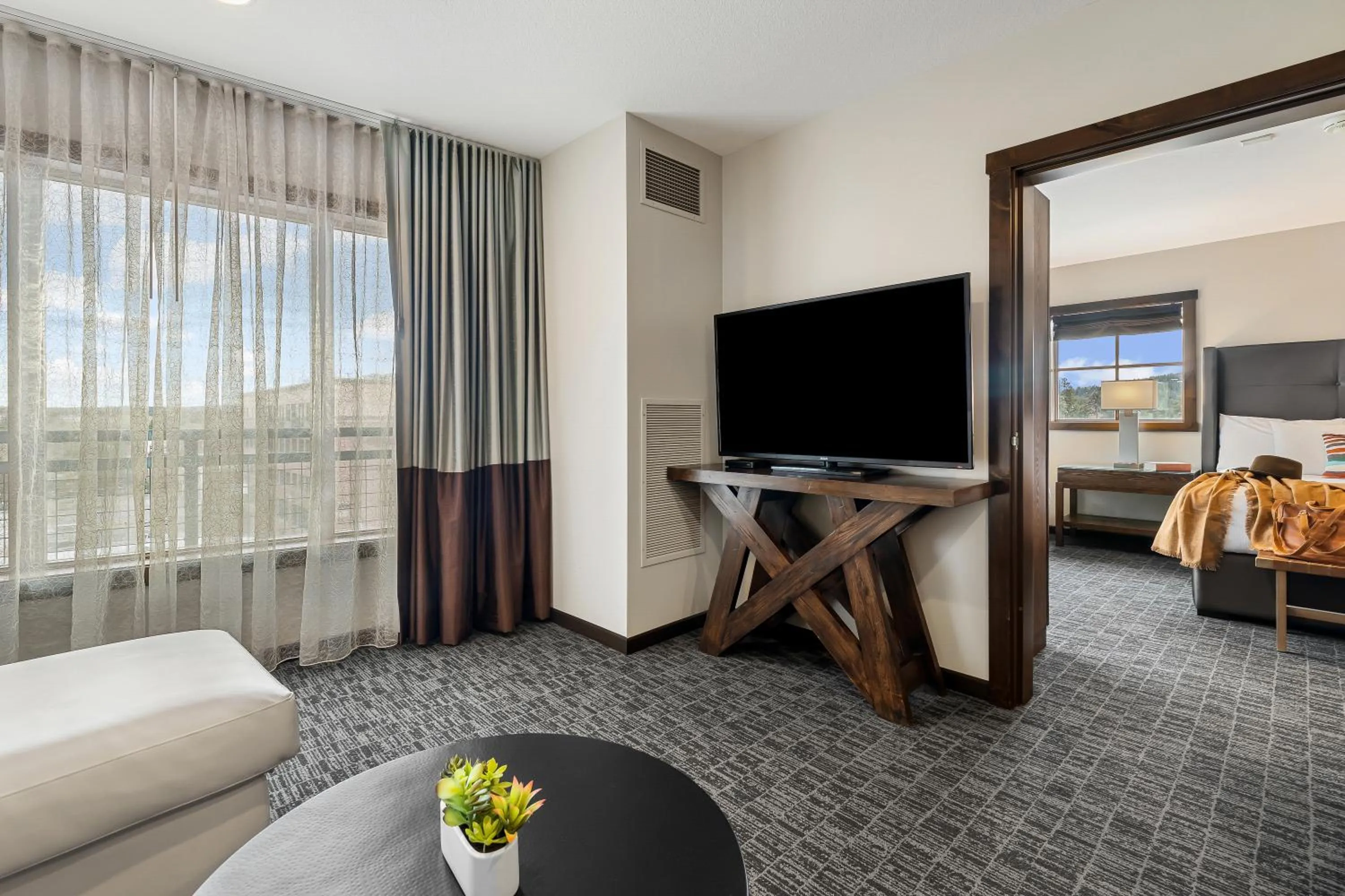 Seating area, Bed in Oxford Hotel Bend