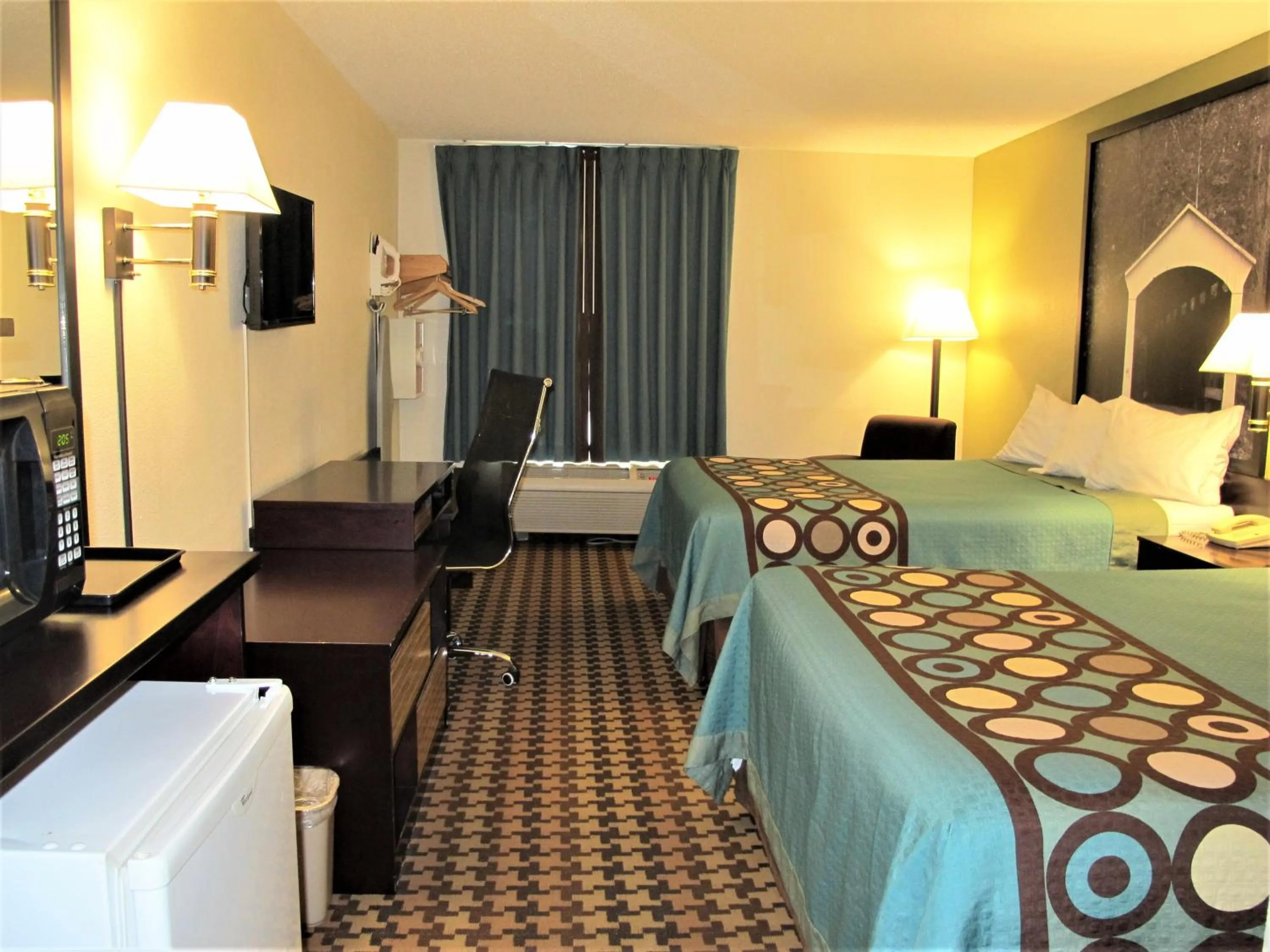 Photo of the whole room, Bed in Super 8 by Wyndham Cloverdale IN