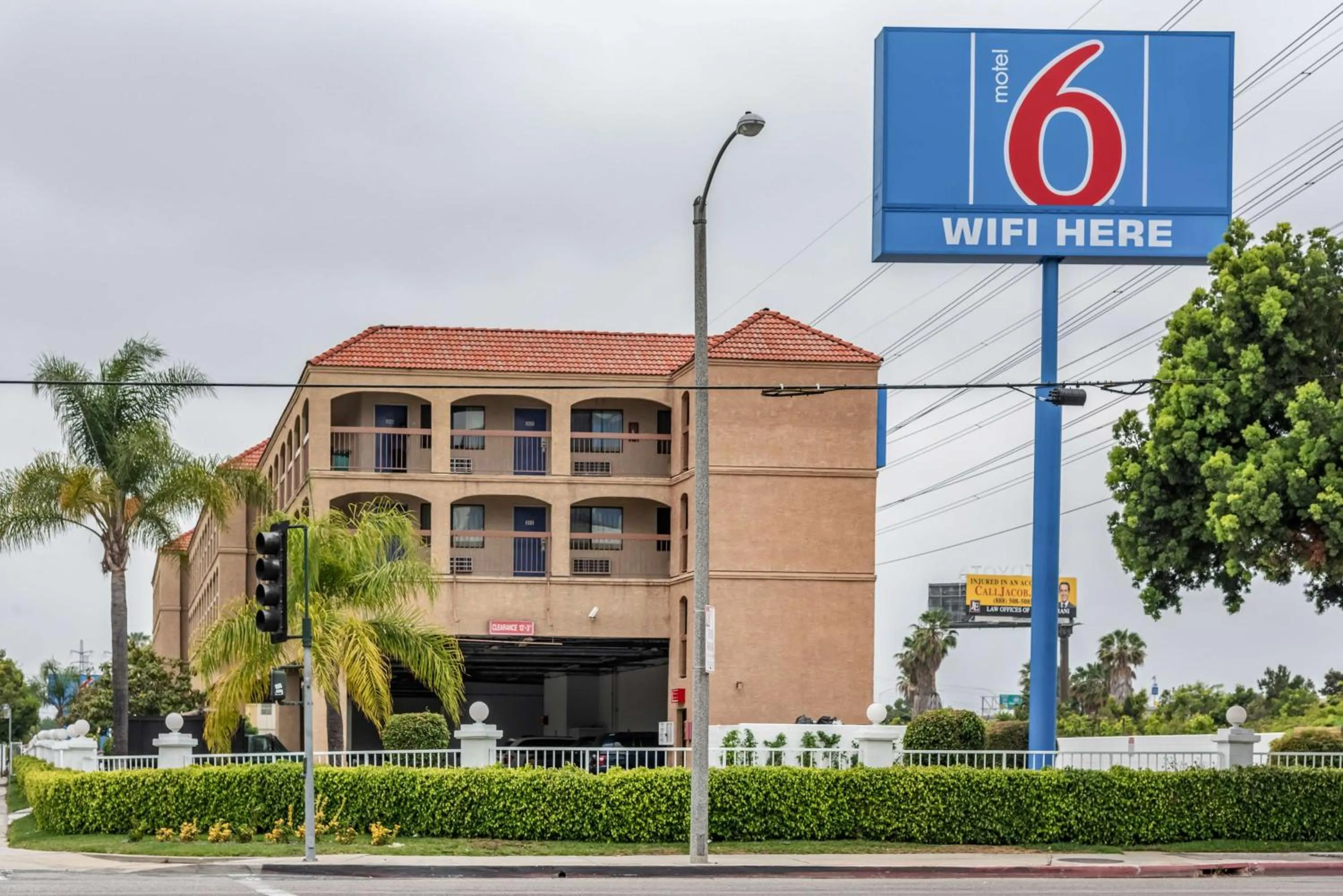 Property building in Motel 6-Gardena, CA - South