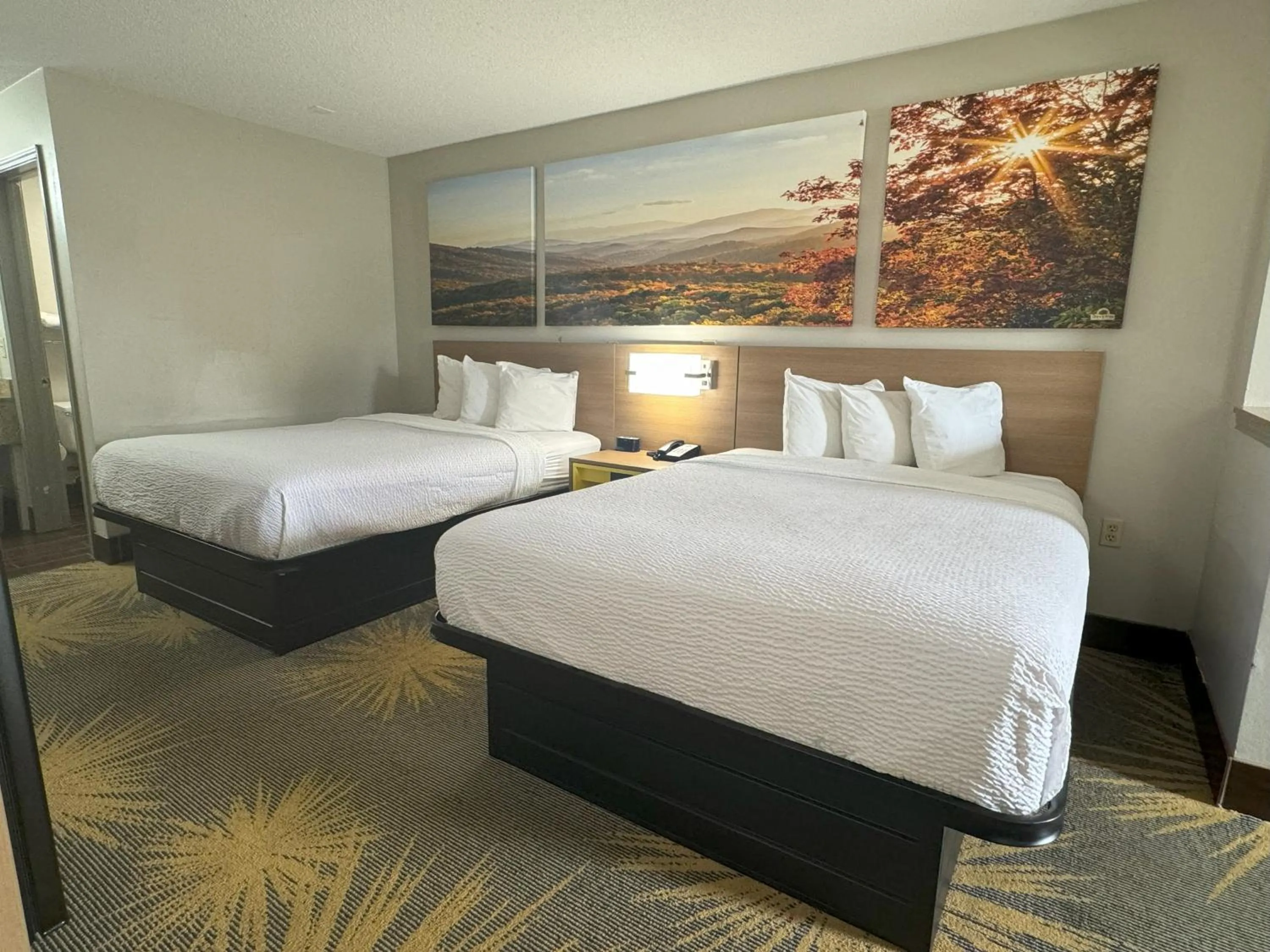 Bed in Days Inn & Suites by Wyndham Tuscaloosa - Univ. of Alabama