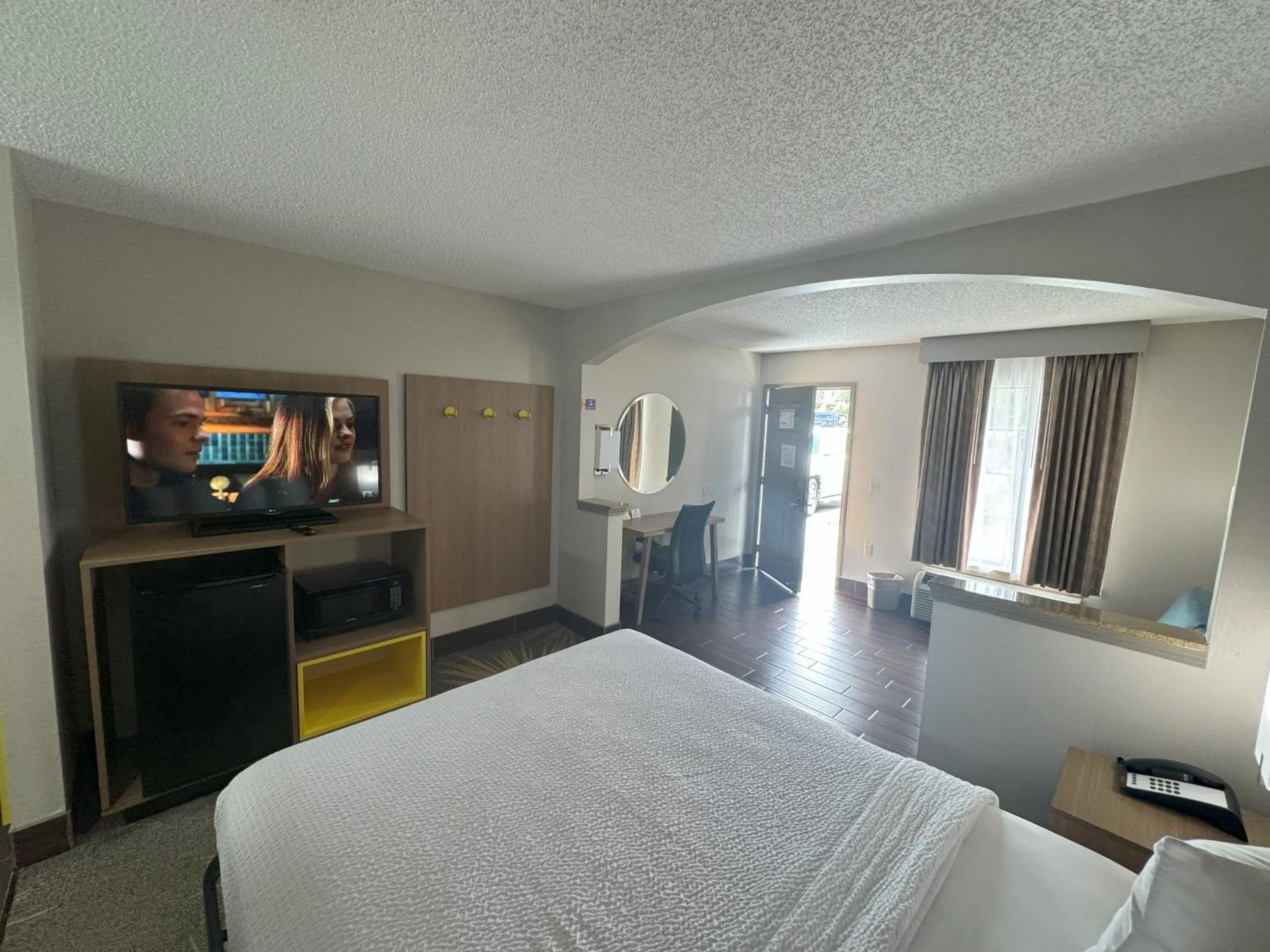 Bed in Days Inn & Suites by Wyndham Tuscaloosa - Univ. of Alabama