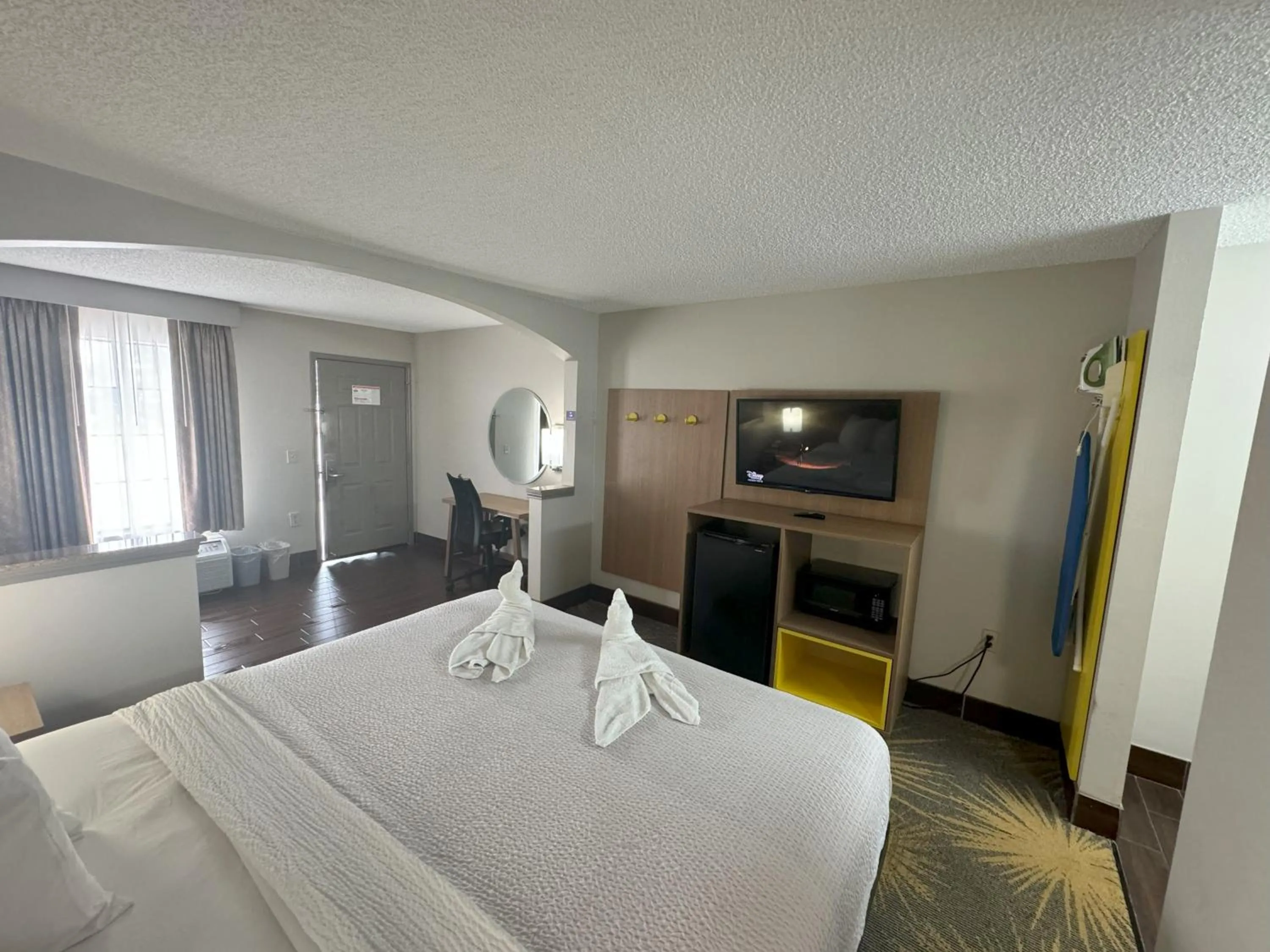 Bed in Days Inn & Suites by Wyndham Tuscaloosa - Univ. of Alabama