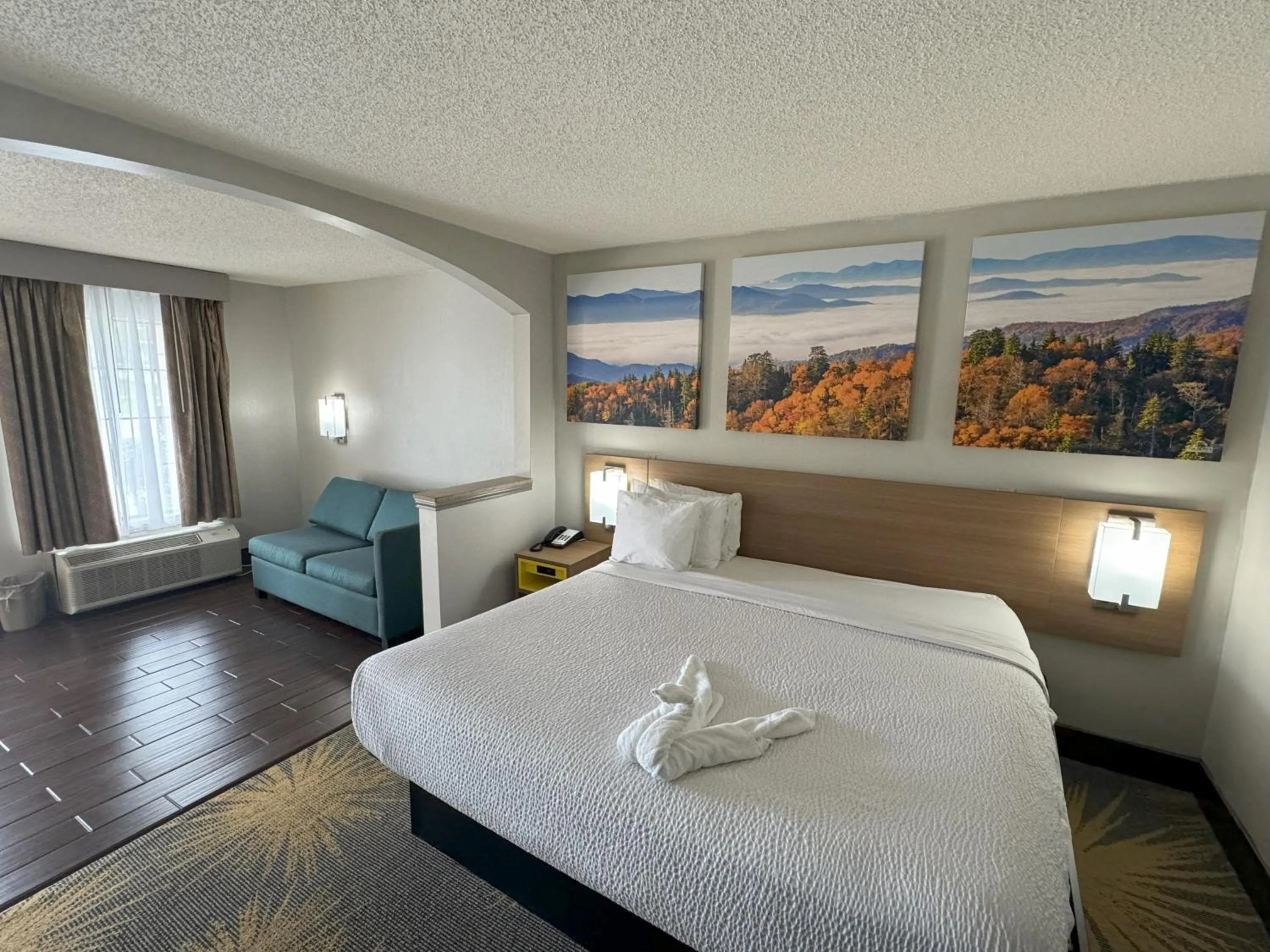 Bed in Days Inn & Suites by Wyndham Tuscaloosa - Univ. of Alabama