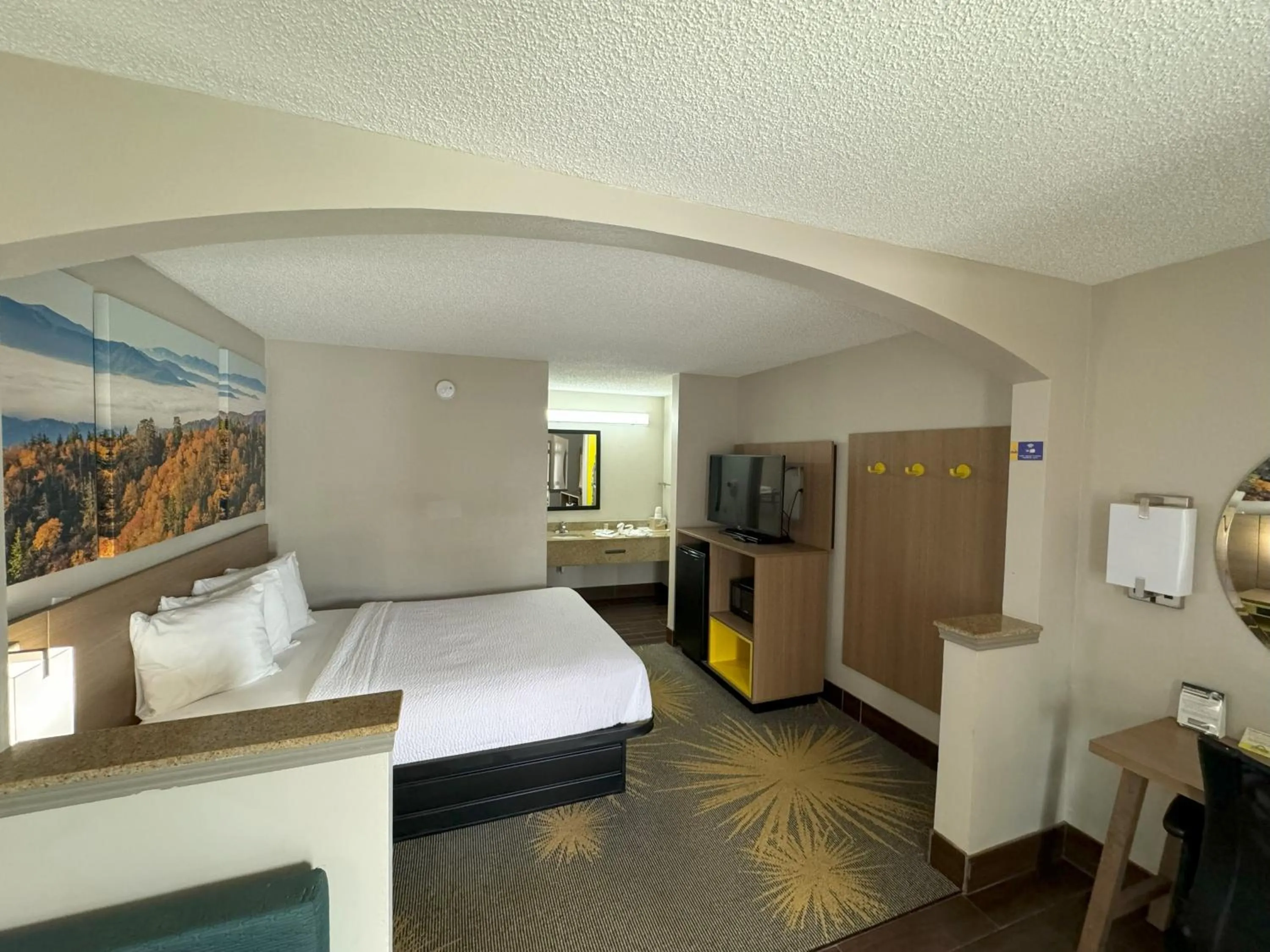 Bed in Days Inn & Suites by Wyndham Tuscaloosa - Univ. of Alabama