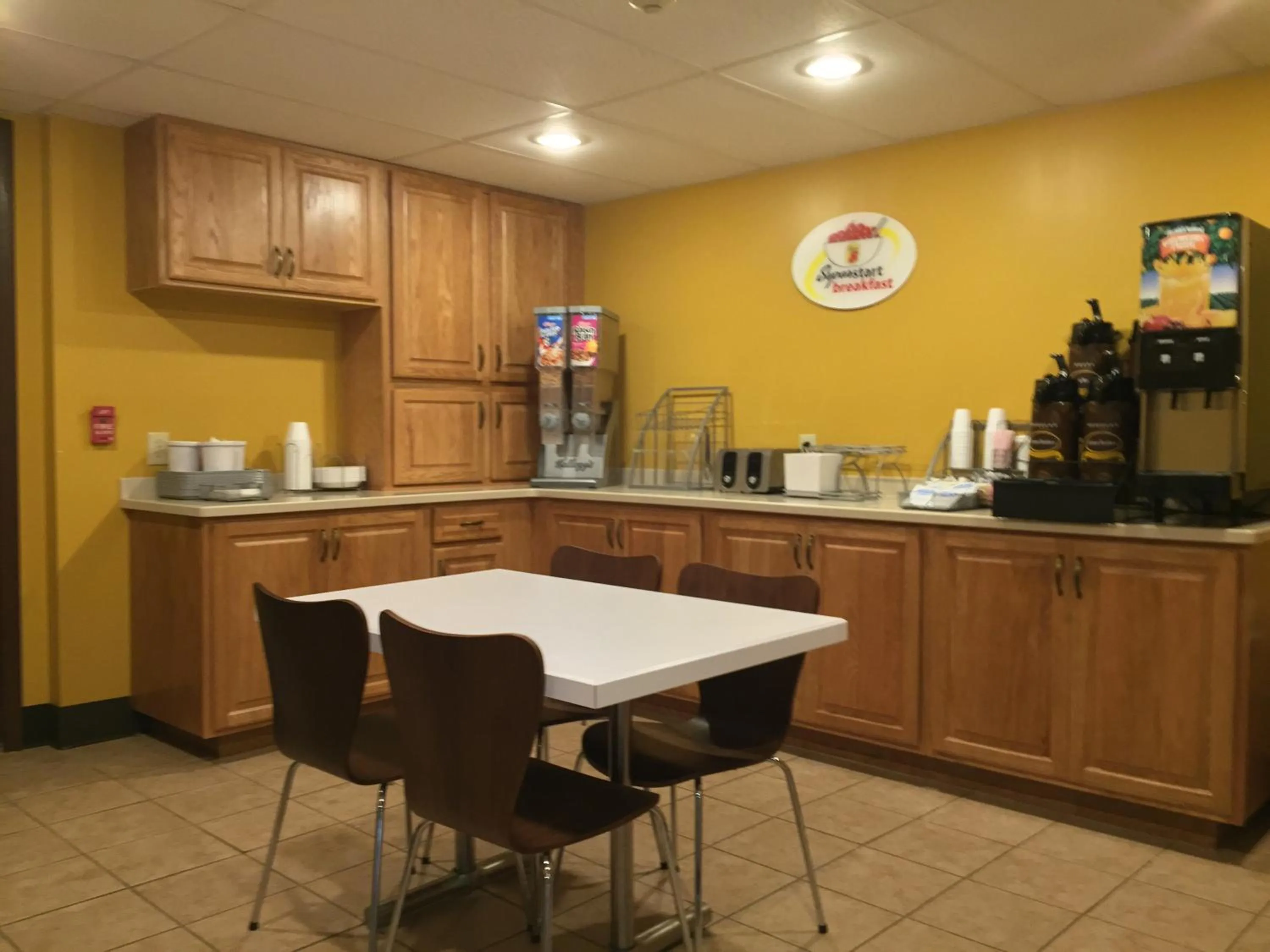 Continental breakfast, Restaurant/Places to Eat in Super 8 by Wyndham Kenmore/Buffalo/Niagara Falls Area