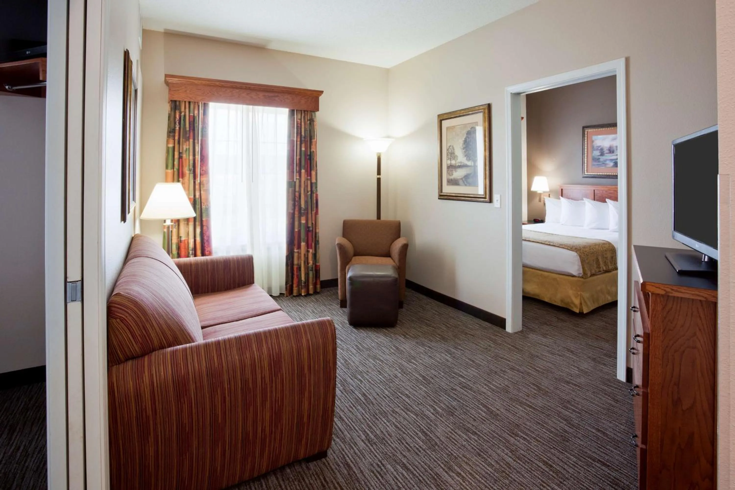 Seating area, Bed in GrandStay Residential Suites Hotel Faribault