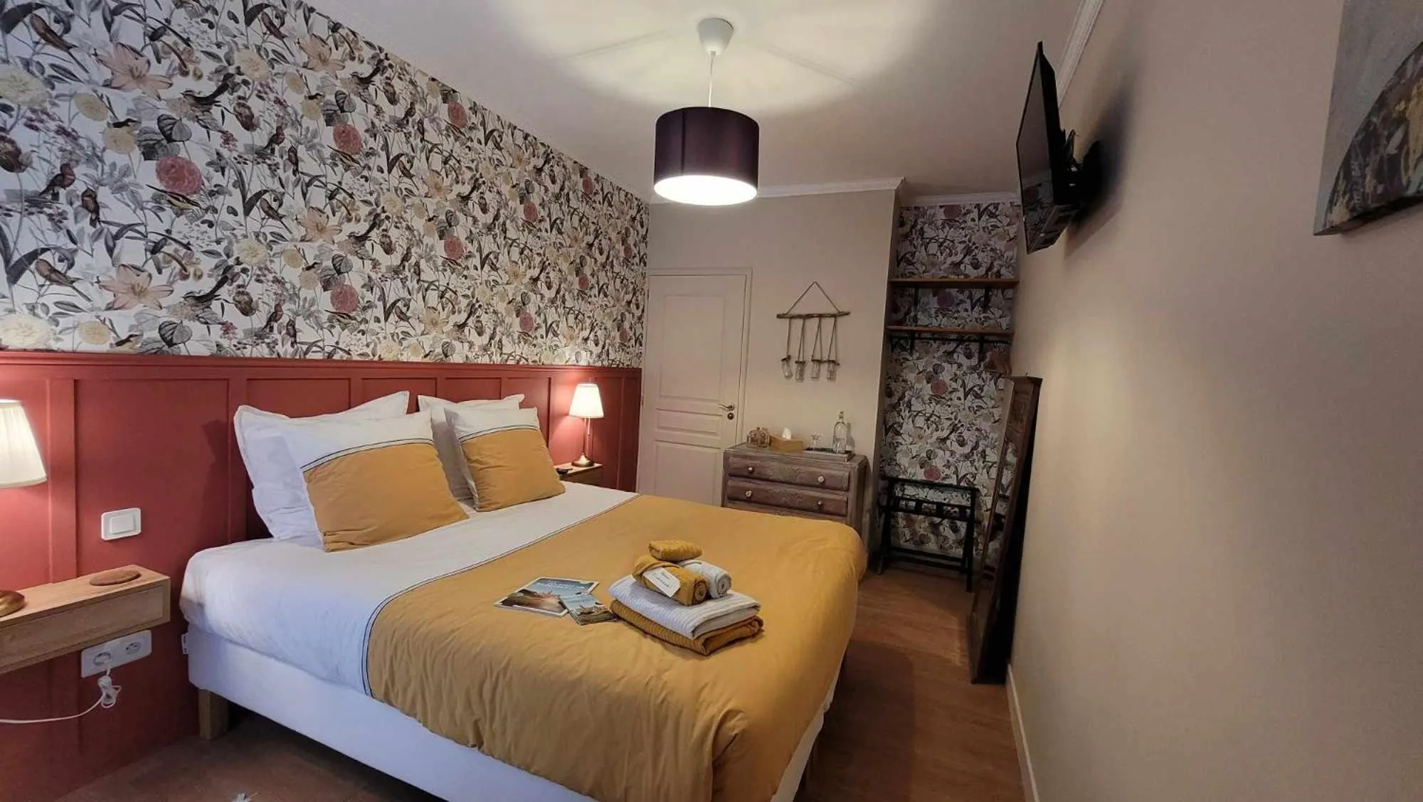 Photo of the whole room, Bed in A L'OMBRE DE LA TREILLE -Proche Saint-Emilion