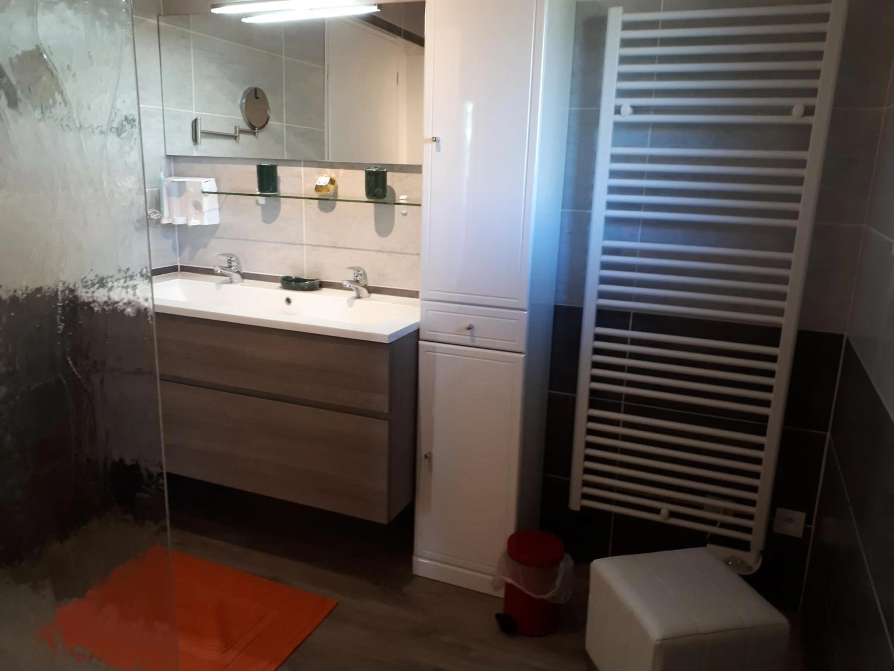 Bathroom in La Chênaie