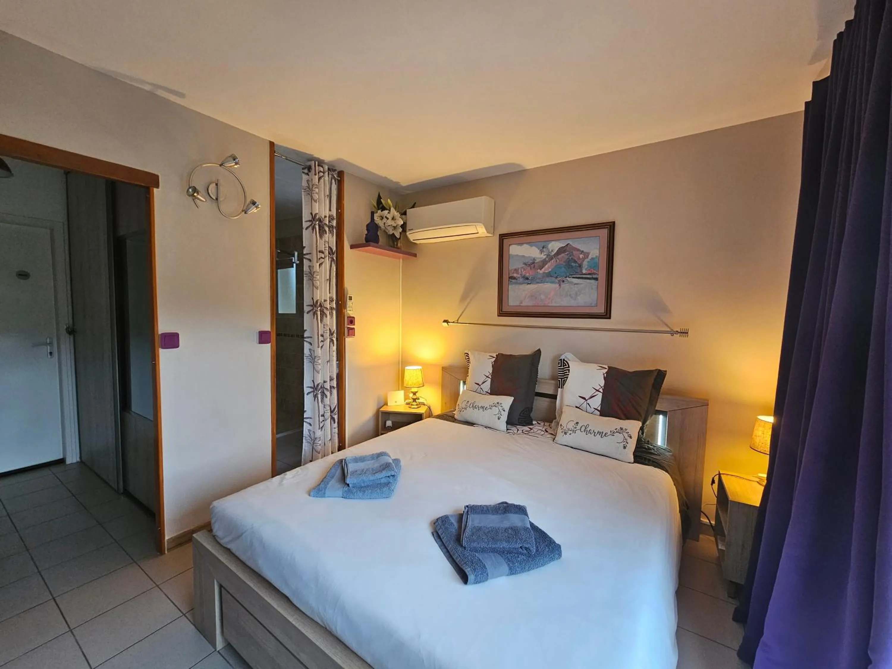 Photo of the whole room, Bed in La Chênaie