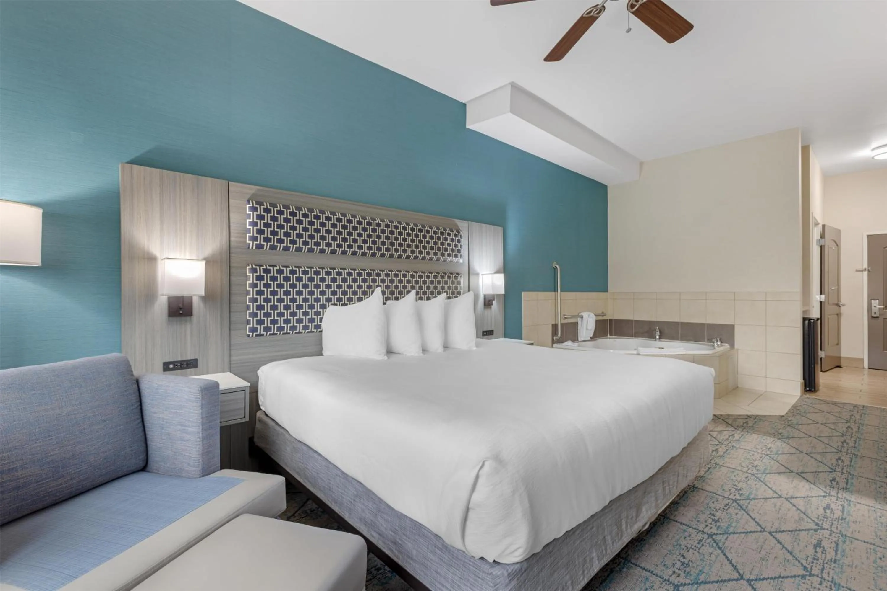 Bedroom, Bed in Best Western Plus Wasco Inn & Suites