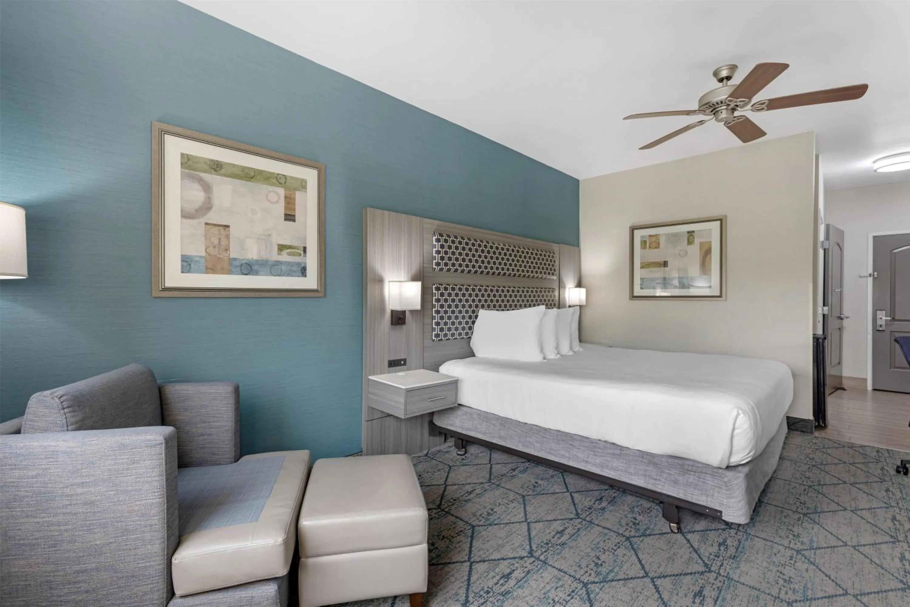 Bedroom, Bed in Best Western Plus Wasco Inn & Suites