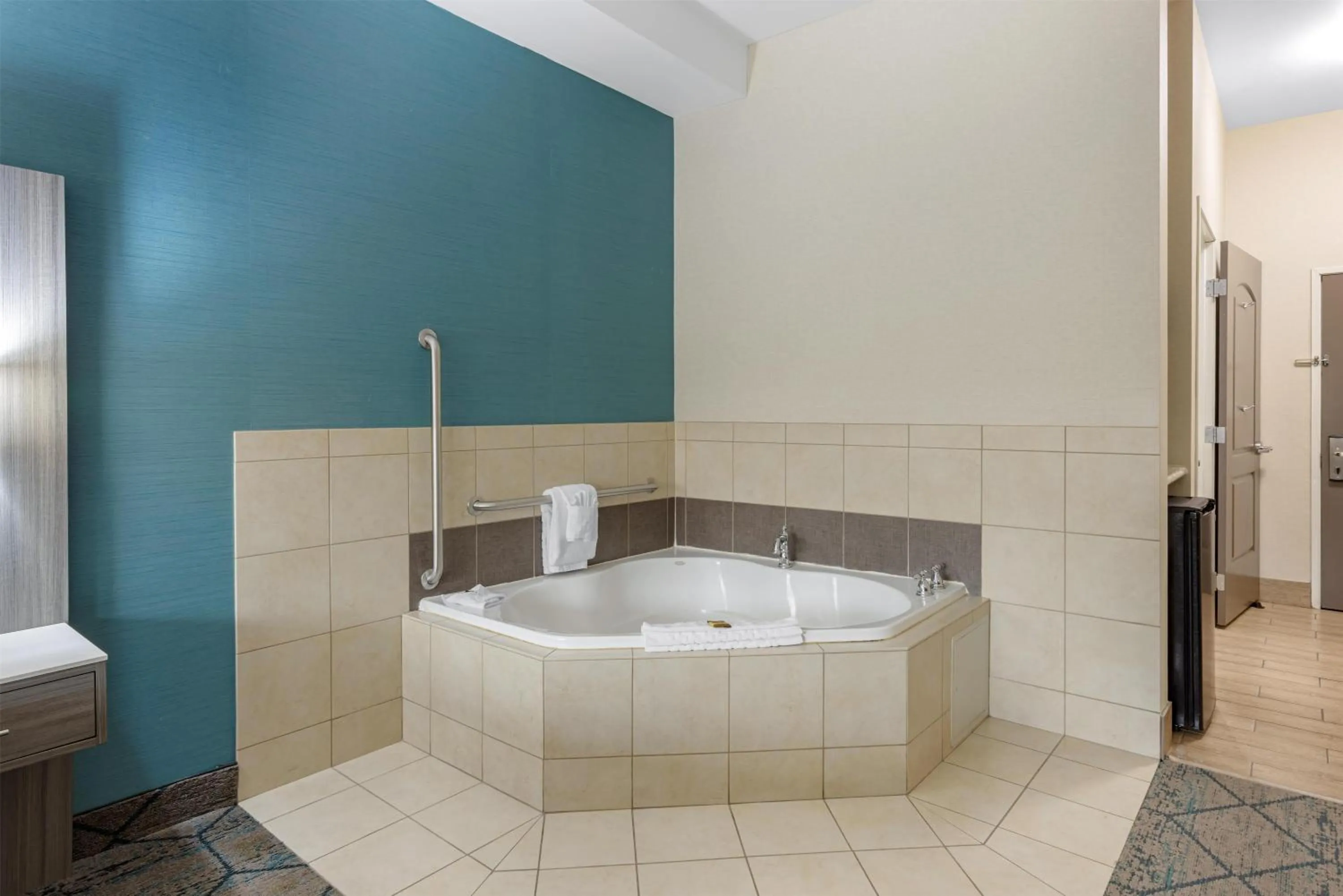 Bedroom in Best Western Plus Wasco Inn & Suites