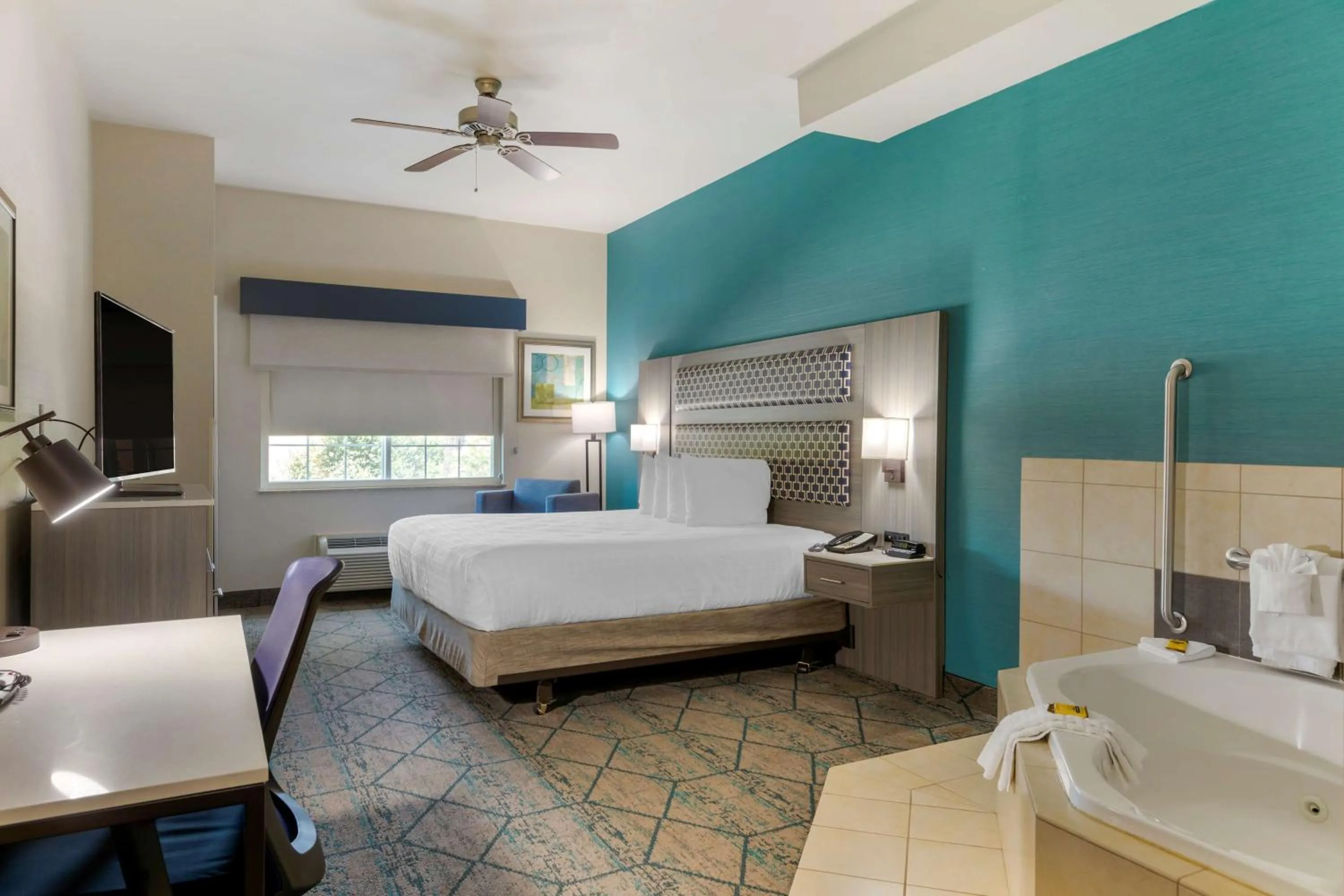 Bedroom, Bed in Best Western Plus Wasco Inn & Suites