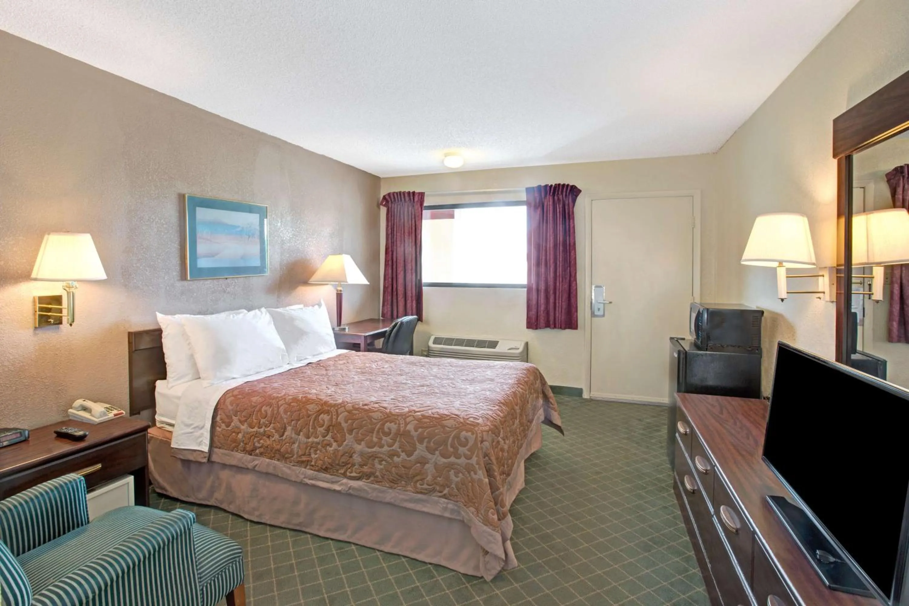 Photo of the whole room, Bed in Super 8 by Wyndham Shelby