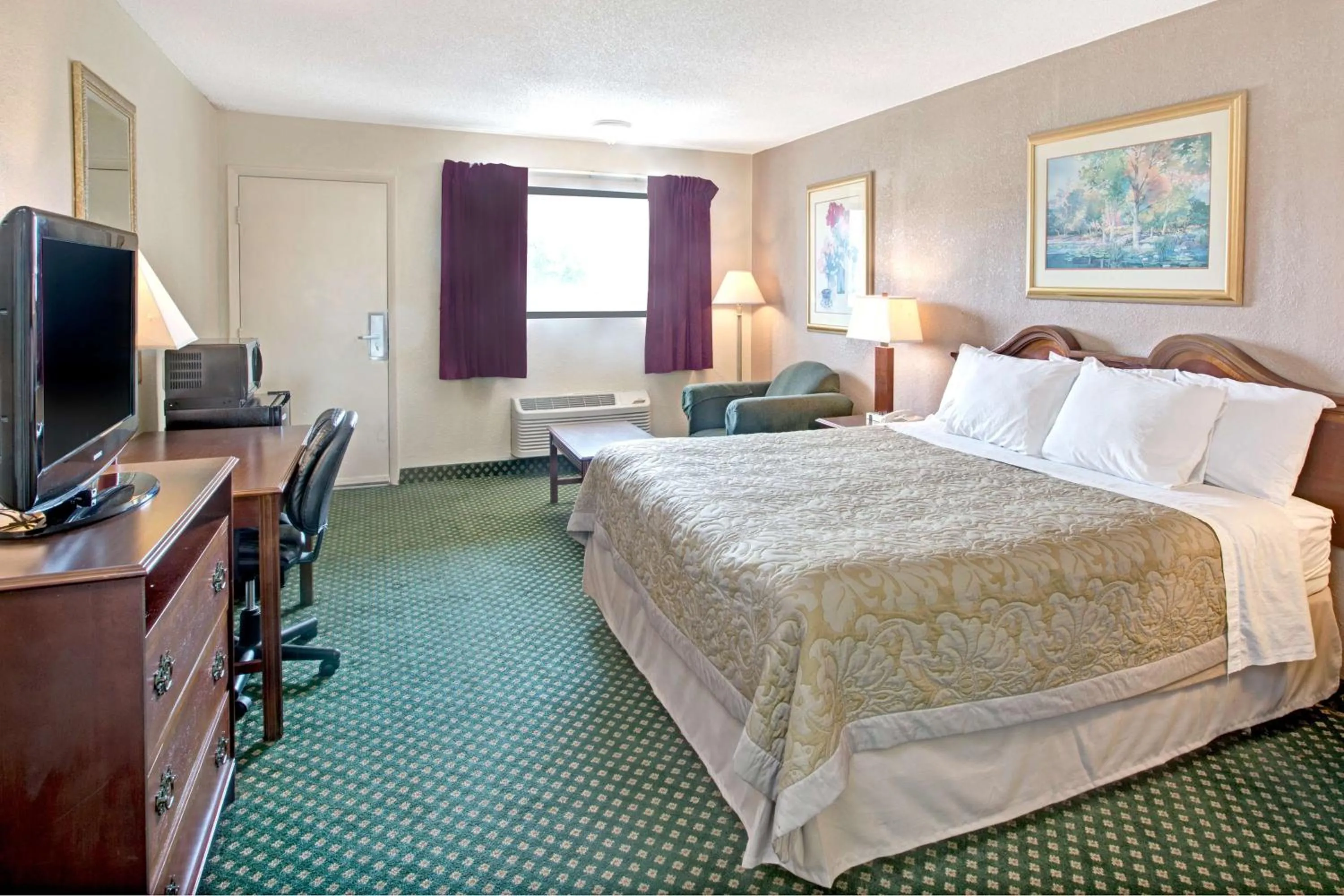 Photo of the whole room, Bed in Super 8 by Wyndham Shelby